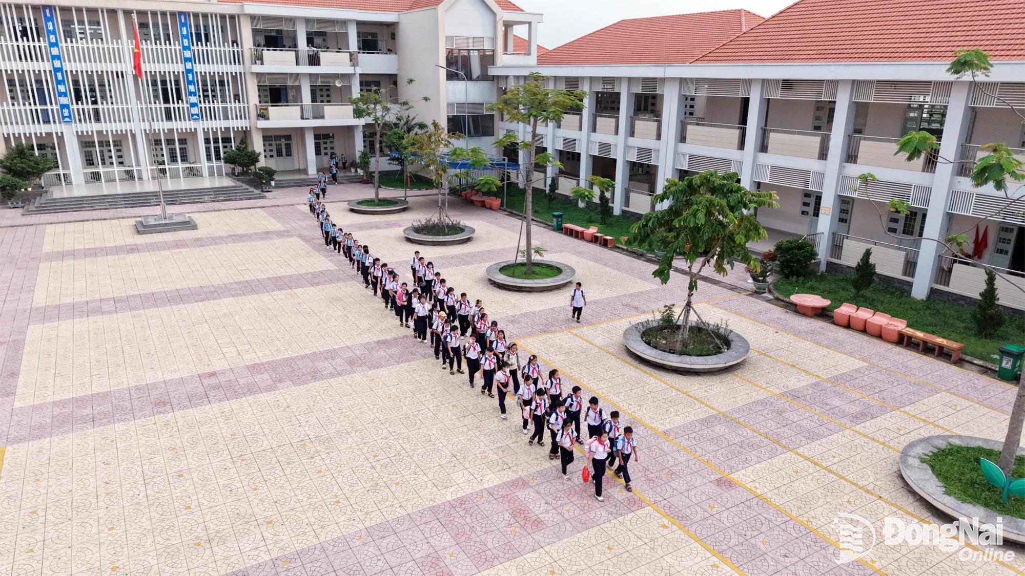 Students are taught to maintain discipline even during school dismissal. Photo: Cong Nghia

