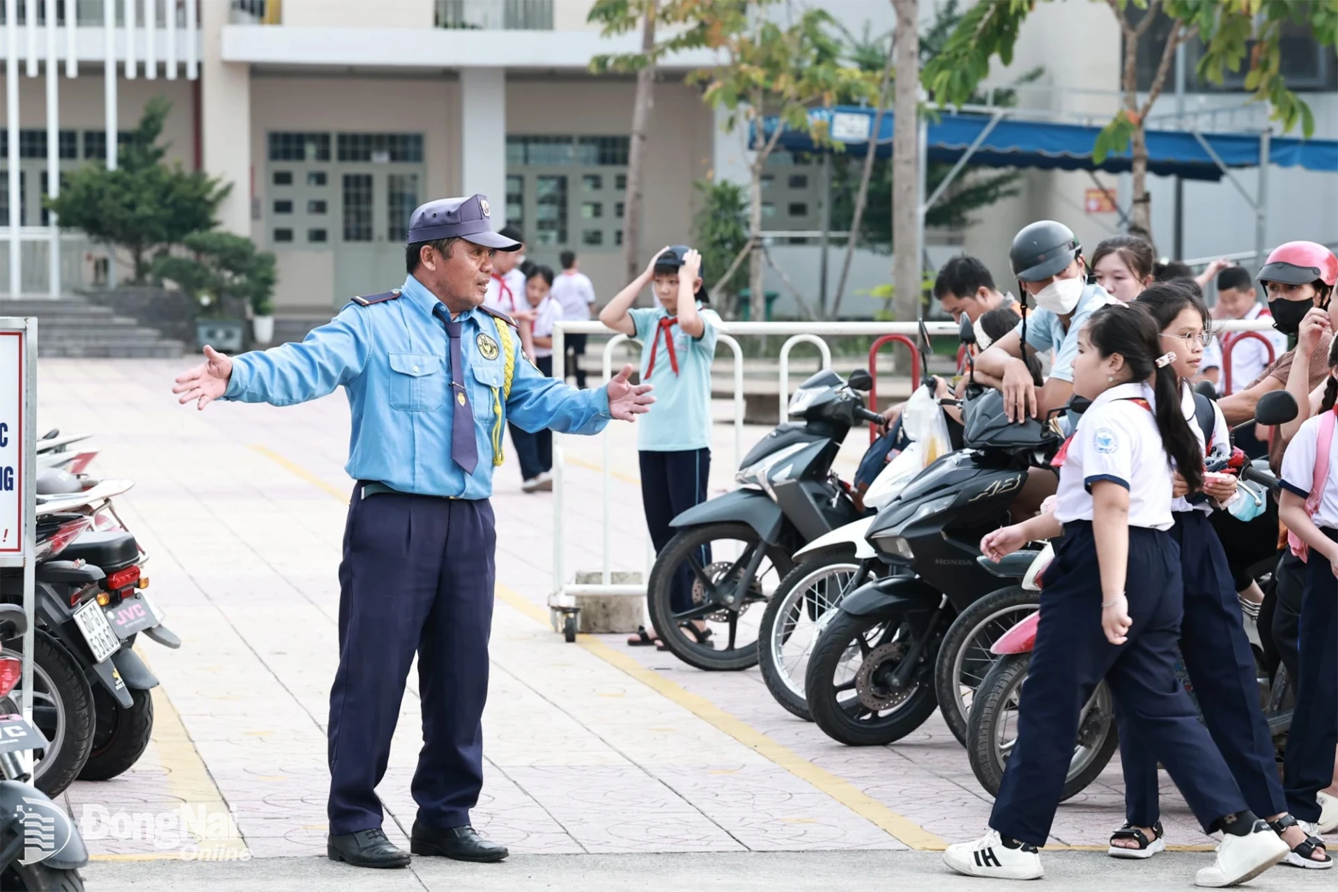 School security guards guide parents and students to leave safely. Photo: Cong Nghia

