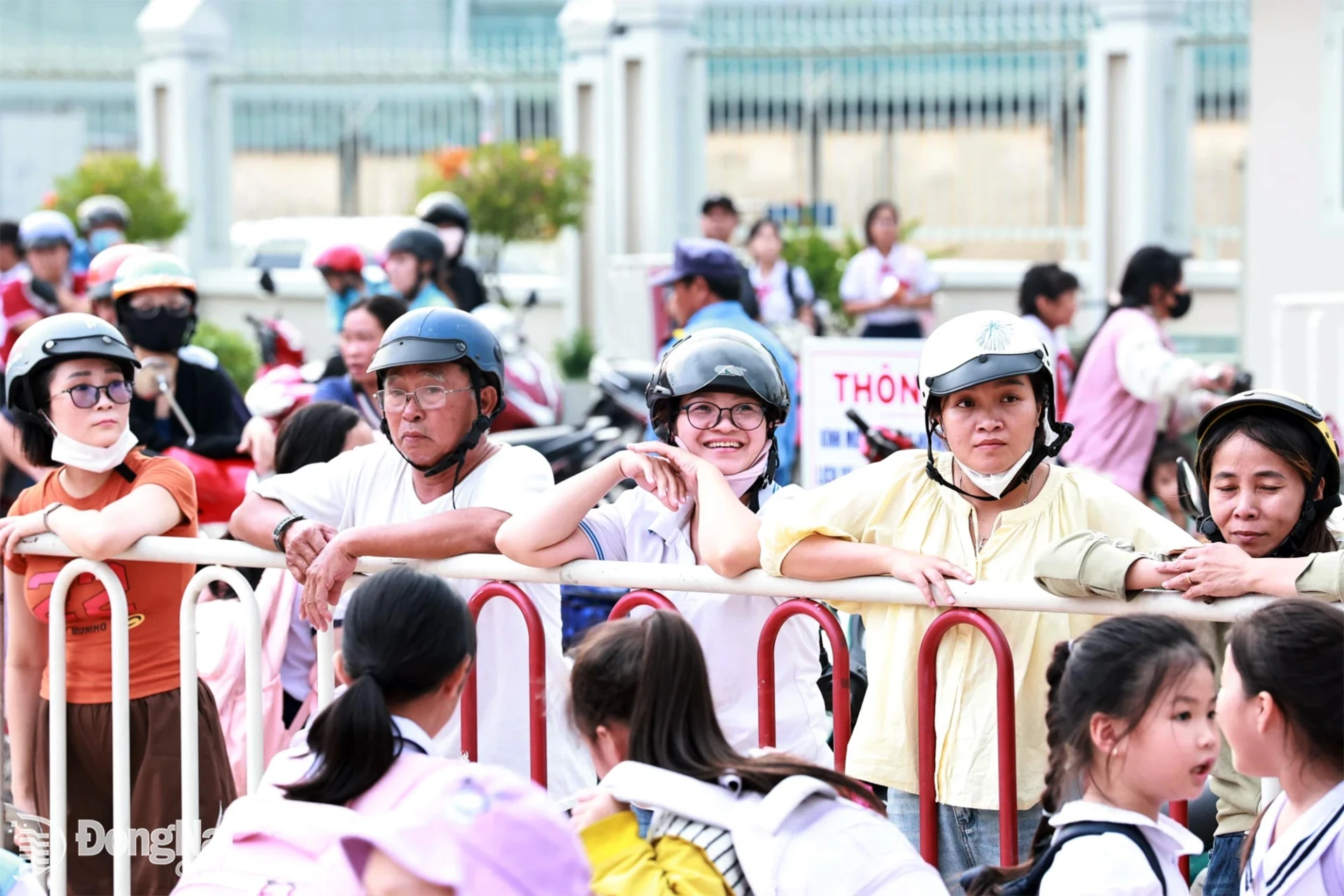 Parents wait to pick up their children after school. Photo: Cong Nghia

