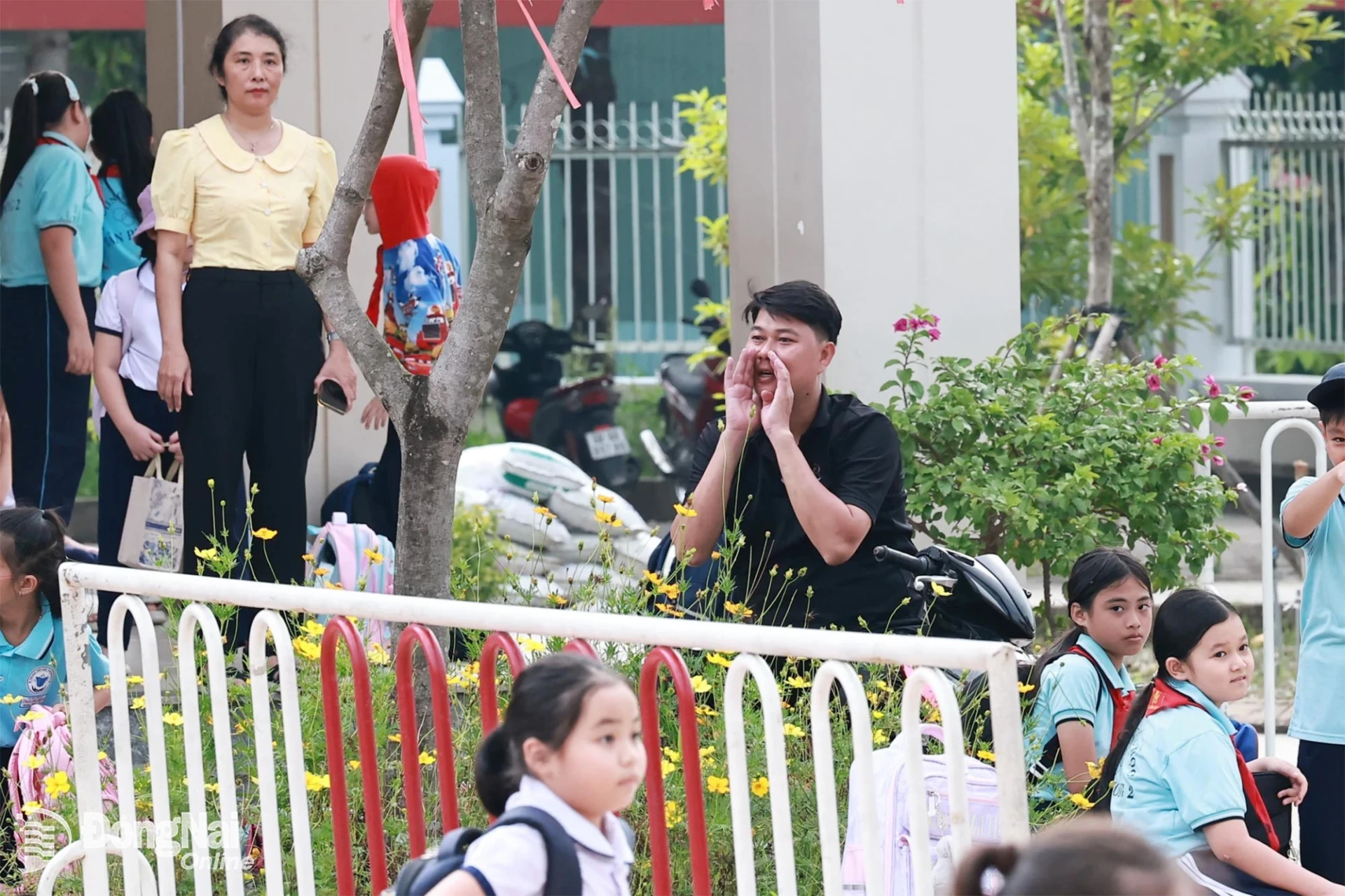 A parent calls out to a child from a distance, helping the child locate the designated parking area. Photo: Cong Nghia

