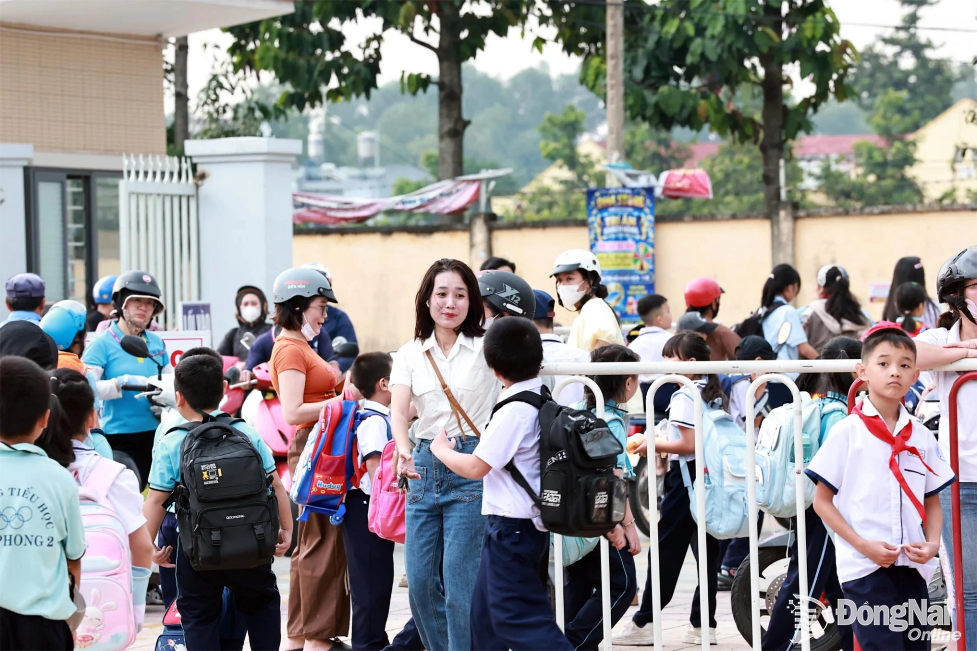 The joy of parents as they reunite with their children after school. Photo: Cong Nghia

