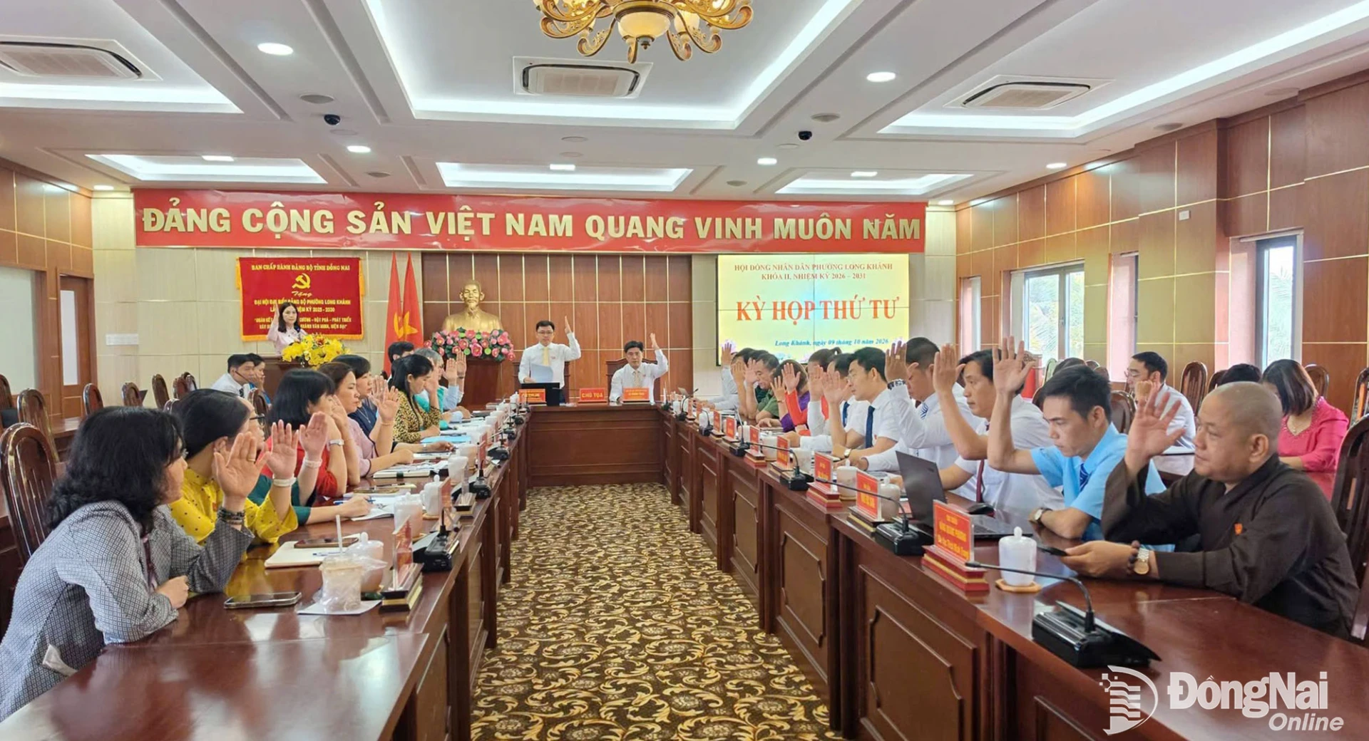 Các đại biểu biểu quyết thông qua nghị quyết tại kỳ họp. Ảnh: Trần Thành
