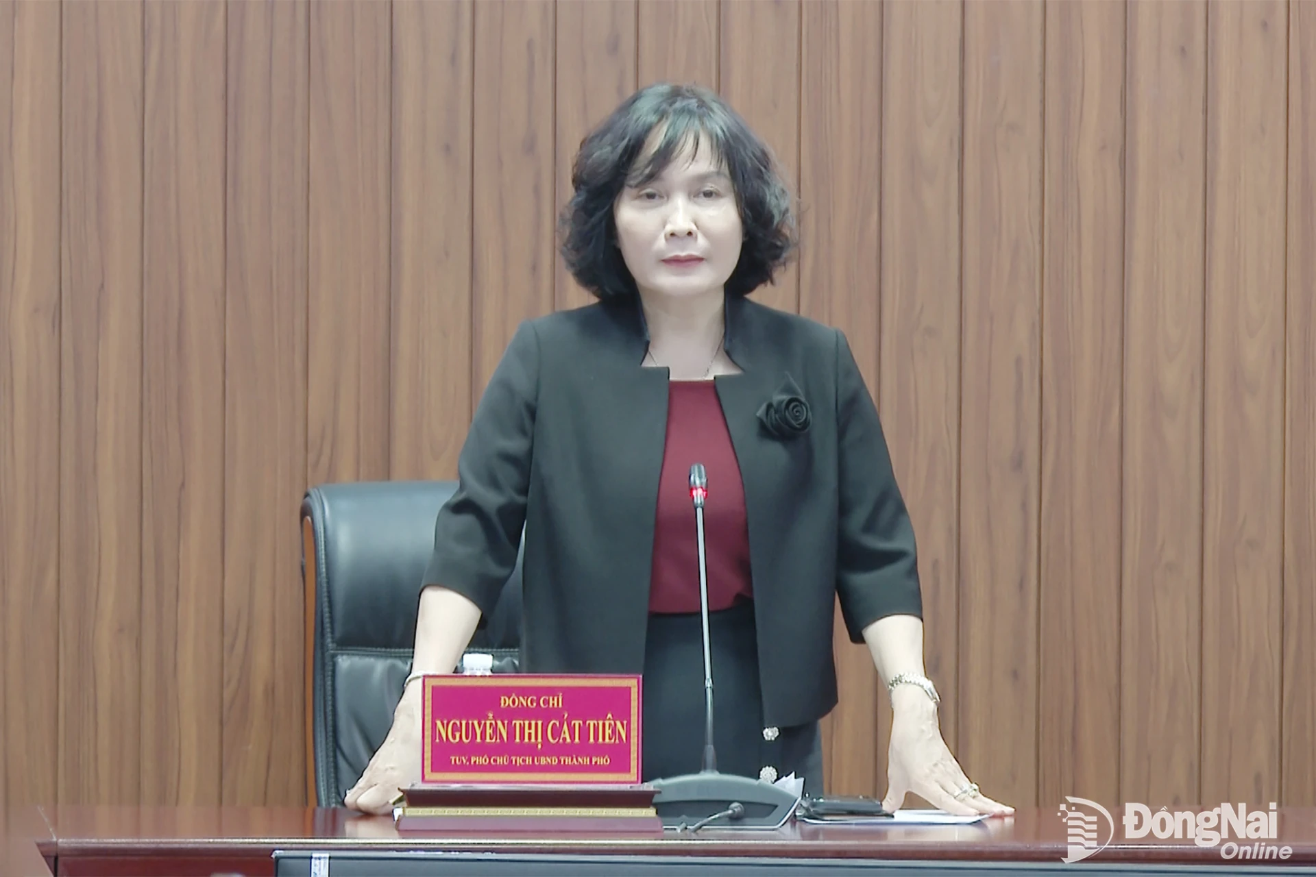 Nguyen Thi Cat Tien, Vice Chairwoman of the Dong Nai City People’s Committee, delivers her concluding remarks at the meeting. Photo: Van Doan

