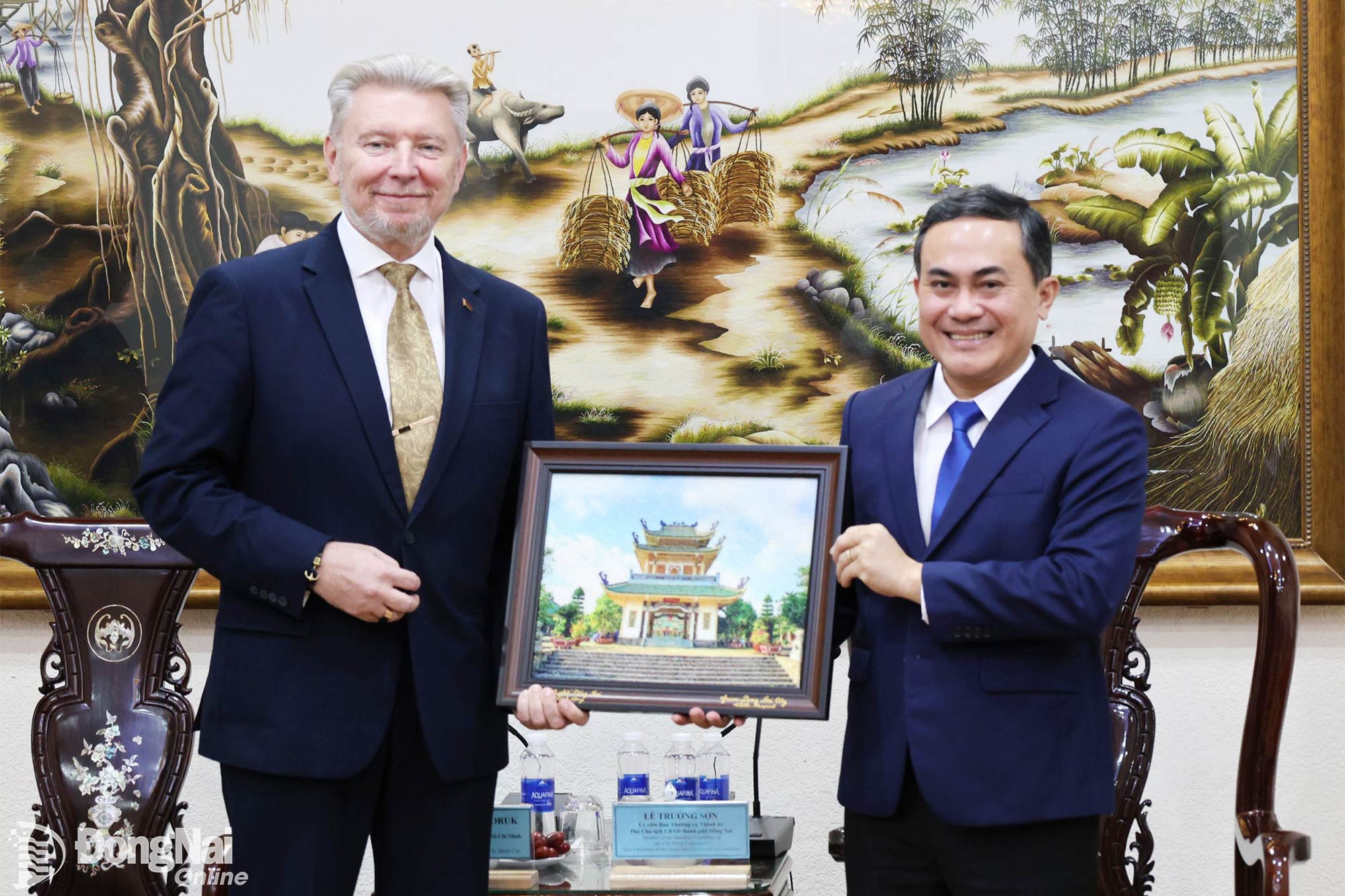 Vice Chairman of the Dong Nai City People’s Committee Le Truong Son presents a commemorative gift to the Consul General of Belarus in Ho Chi Minh City following the meeting. Photo: Ngoc Lien


