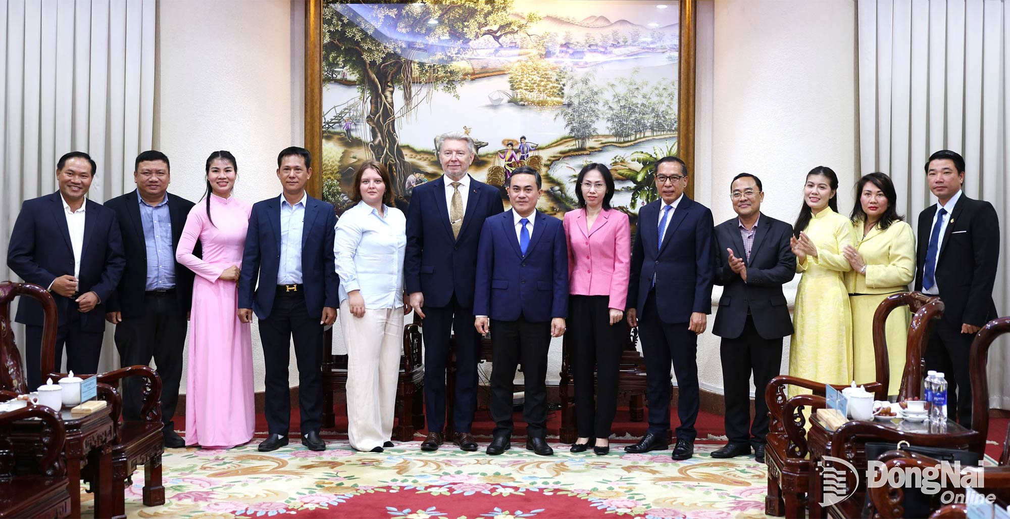 The Belarusian delegation poses for a group photo with Dong Nai leaders and representatives of the city’s departments and agencies. Photo: Ngoc Lien

