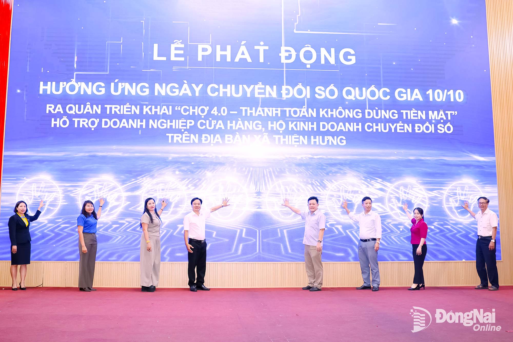 Các đại biểu thực hiện nghi thức phát động hưởng ứng Ngày Chuyển đổi số quốc gia (10-10). Ảnh: Như Tình

