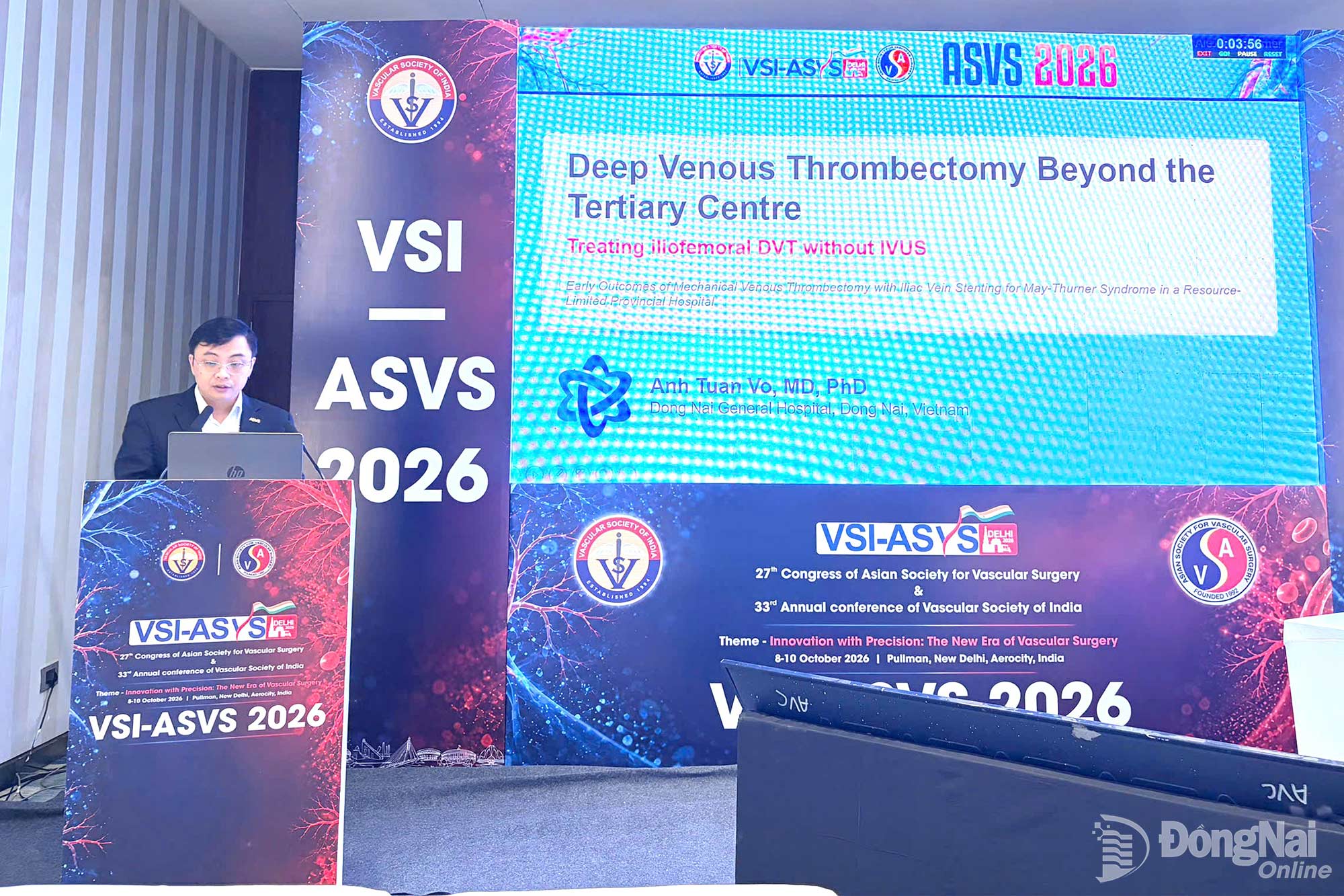 TS.BS Võ Tuấn Anh, Trưởng Khoa Ngoại lồng ngực - Tim mạch, Bệnh viện Đa khoa Đồng Nai trình bày báo cáo tại hội nghị. Ảnh: Anh Minh