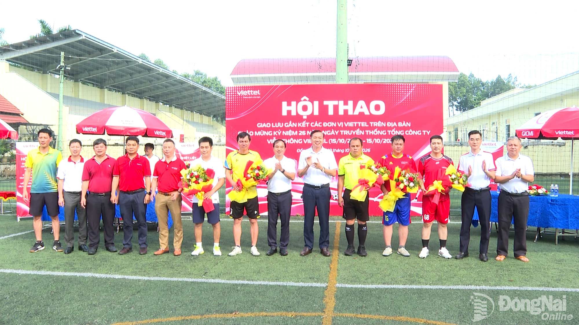 Ban tổ chức tặng hoa cho các đơn vị tham gia hội thao giao lưu gắn kết. Ảnh: Văn Đoàn