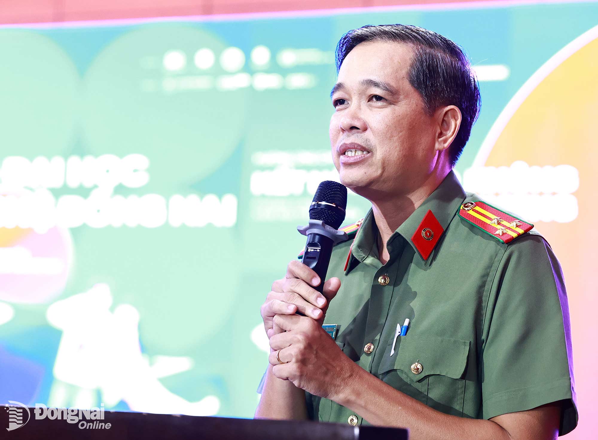 Đại diện Công an thành phố Đồng Nai phát biểu khai mạc chương trình. Ảnh: Công Nghĩa