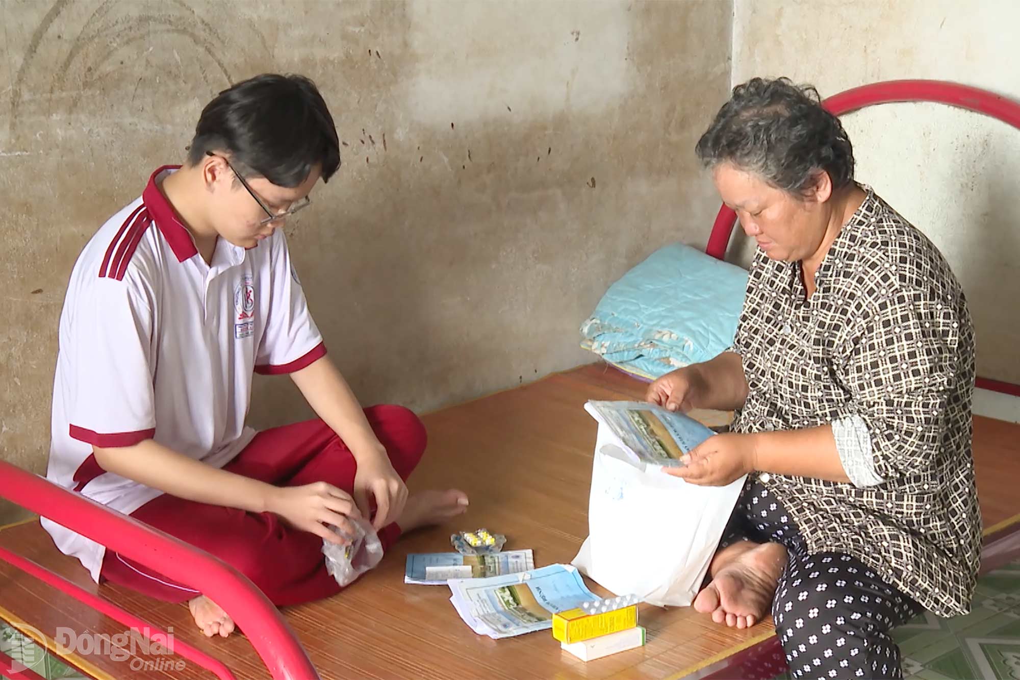 Những cơn đau hành hạ mẹ sau nhiều ngày bán vé số dạo, luôn là niềm trăn trở khôn nguôi của nam sinh nghèo chuyên Văn. Ảnh: Thu Hiền