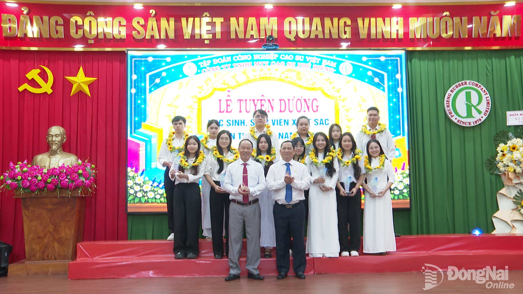 Trao khen thưởng cho học sinh, sinh viên xuất sắc. Ảnh: Trung Quang