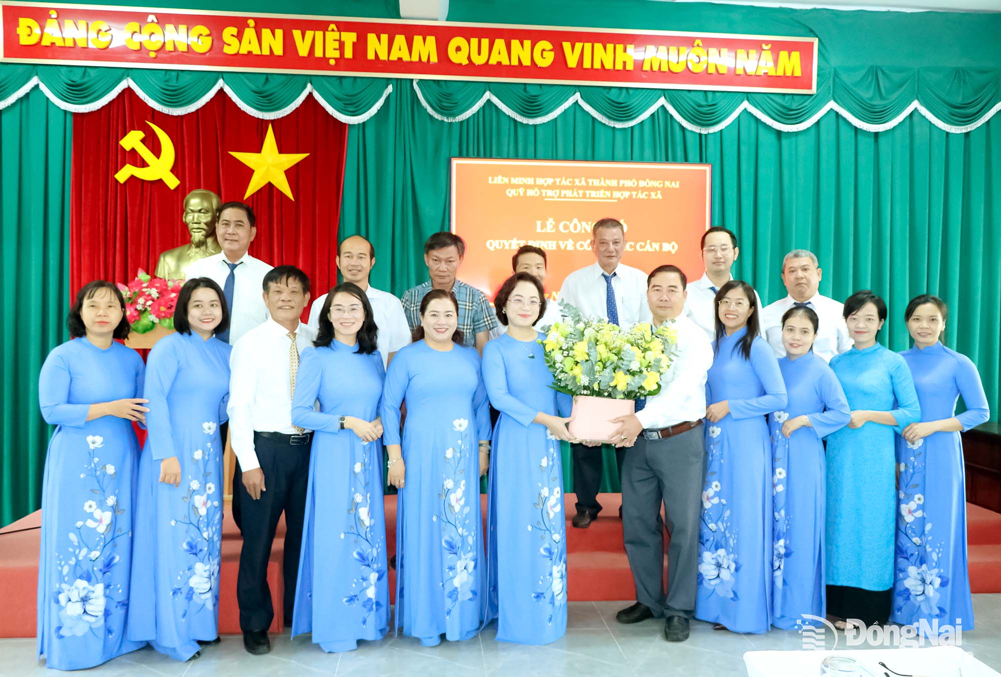 Vy Vu Hong Thao poses for a group photo with DNCA’s leaders and the Fund’s members. Photo: Vuong The

