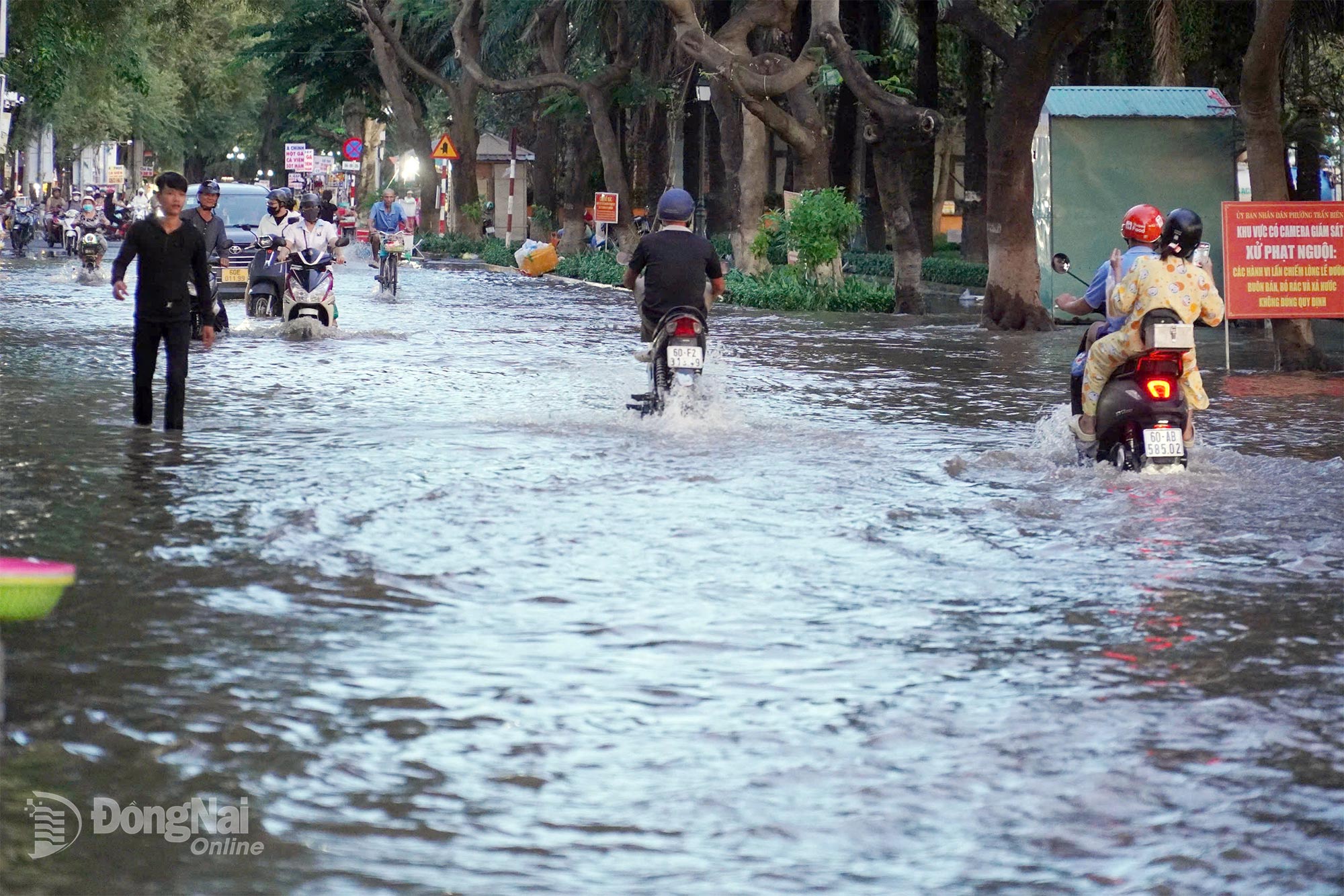 Đường Nguyễn Văn Trị, phường Trấn Biên bị ngập do triều cường sông Đồng Nai dâng cao trong chiều ngày 10-10. Ảnh: Hà Anh Chiến