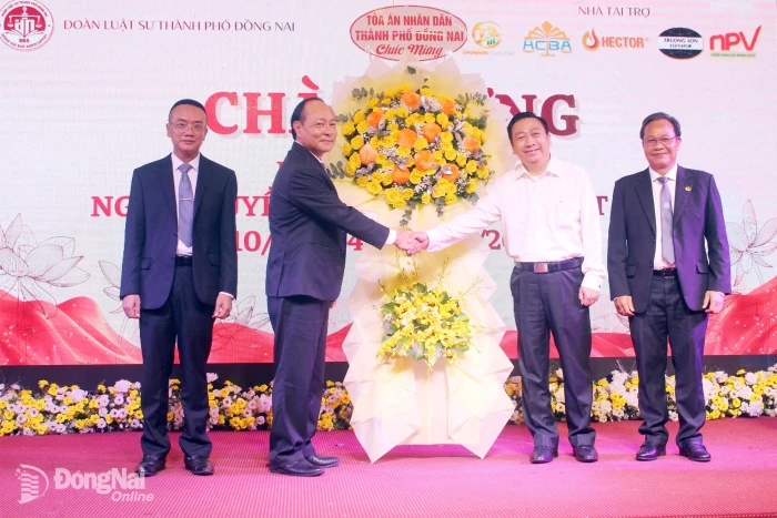 Lấy niềm tin của xã hội làm thước đo cho nghề luật sư