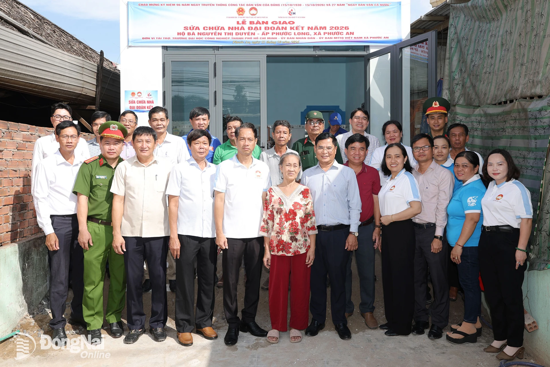 Lãnh đạo địa phương bàn giao sửa chữa nhà đại đoàn kết cho bà Nguyễn Thị Duyên, hộ dân khó khăn về nhà ở. Ảnh: Đoàn Mai