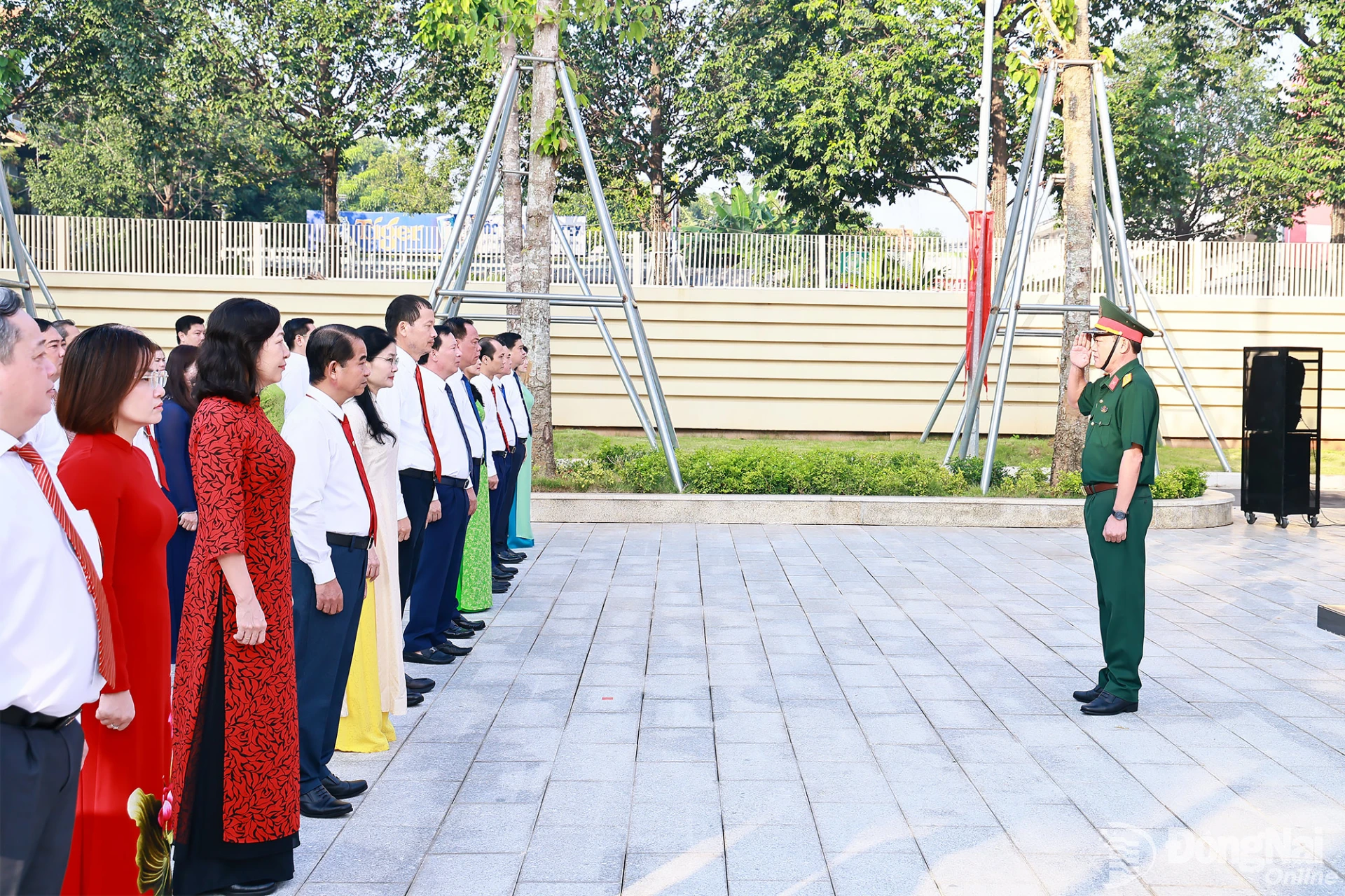 Cán bộ Bộ Chỉ huy Quân sự thành phố điều hành nghi thức chào cờ. Ảnh: Công Nghĩa