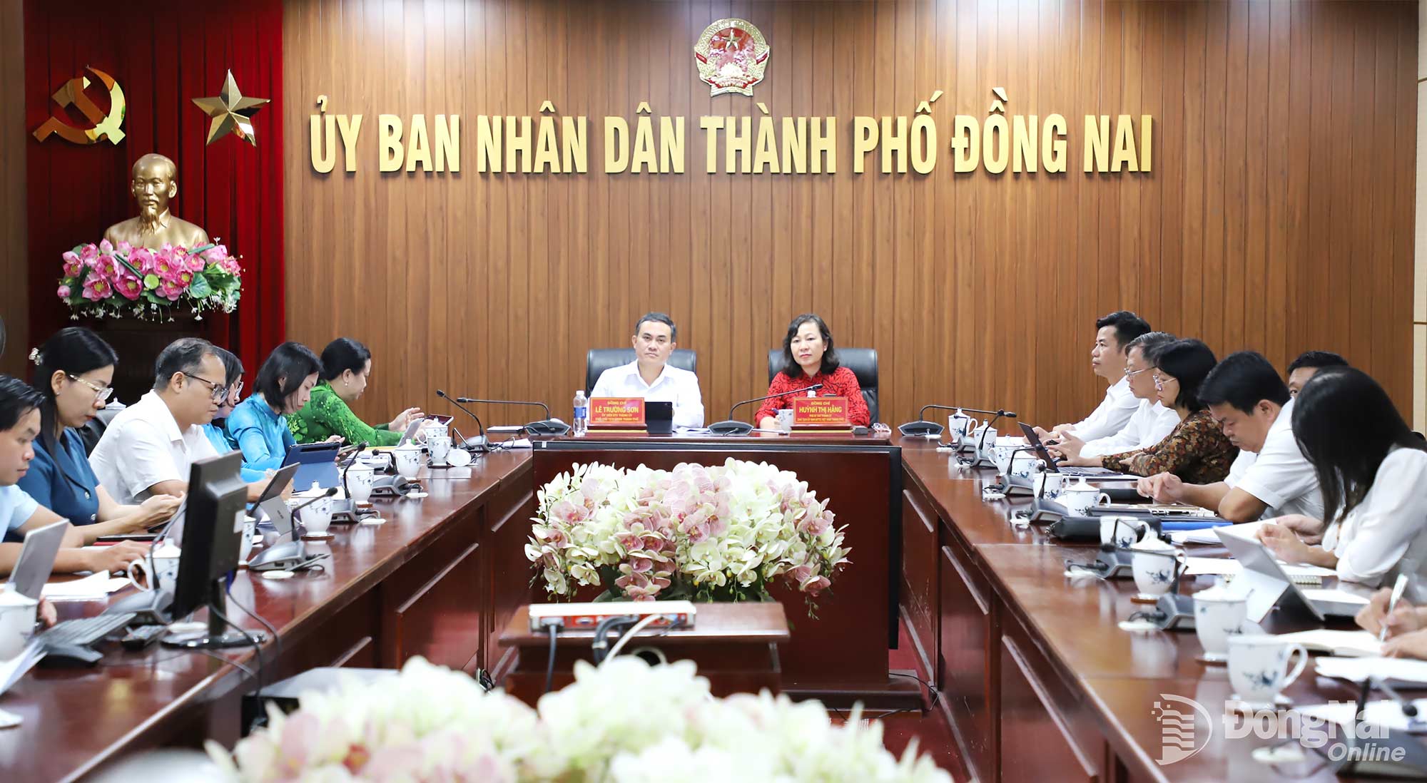 Phó Bí thư Thành ủy, Chủ tịch Ủy ban MTTQ Việt Nam thành phố Huỳnh Thị Hằng; Ủy viên Ban Thường vụ Thành ủy, Phó Chủ tịch UBND thành phố Lê Trường Sơn chủ trì tại điểm cầu Đồng Nai. Ảnh: My Ny