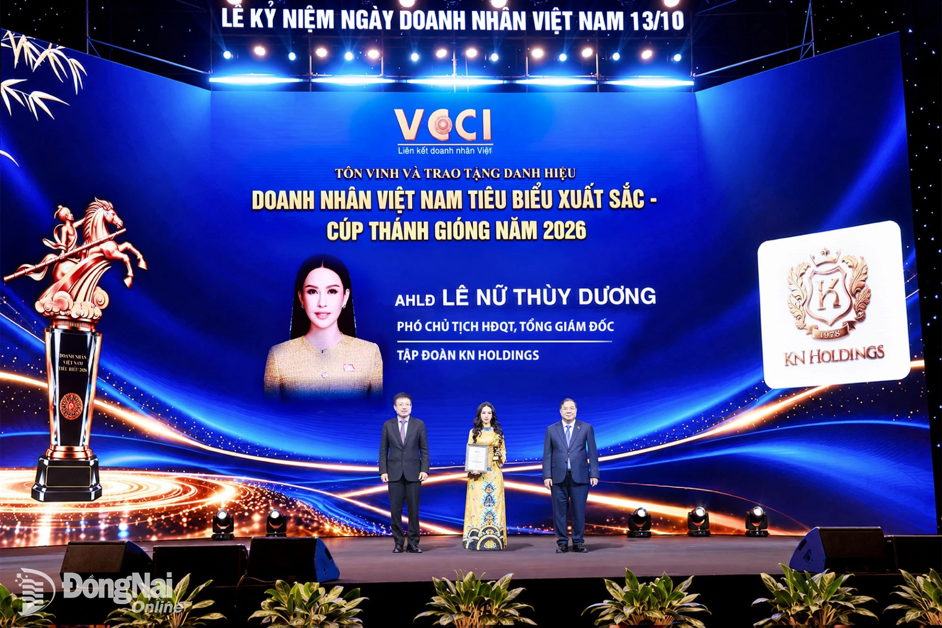 Ảnh 1: Ủy viên Bộ Chính trị, Phó thủ tướng Thường trực Chính phủ Phạm Gia Túc (bên phải) và Chủ tịch VCCI Hồ Sỹ Hùng (bên trái) trao danh hiệu Doanh nhân Việt Nam tiêu biểu - Cúp Thánh Gióng cho bà Lê Nữ Thùy Dương.

