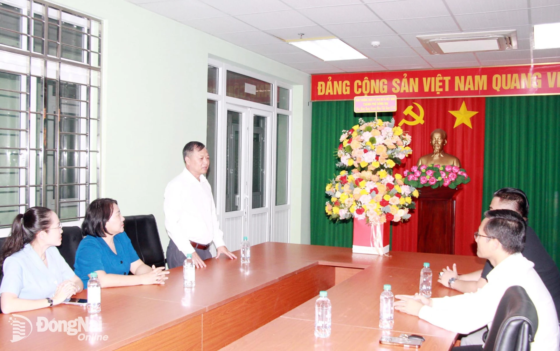 Nguyen Tan Phu, Vice Chairman of the VFF Committee of Dong Nai City, congratulates the Dong Nai Young Entrepreneurs’ Association on Vietnam Entrepreneurs’ Day. Photo: Nga Son.

