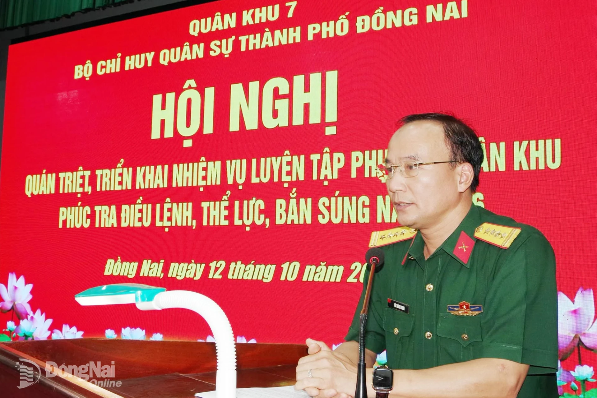 Đại tá Võ Thành Danh, Ủy viên Ban Thường vụ Thành ủy, Chỉ huy trưởng Bộ Chỉ huy Quân sự thành phố chủ trì, chỉ đạo hội nghị. Ảnh: Phan Hải