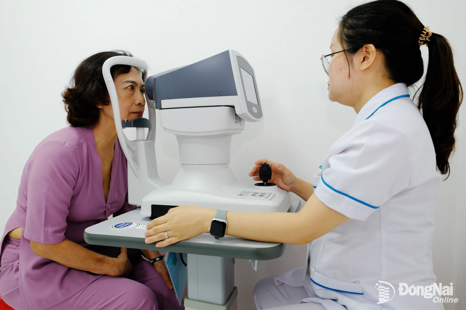 Người dân đến khám, chẩn đoán bệnh miễn phí tại Bệnh viện Mắt Sài Gòn - Bình Phước sáng 12-10. Ảnh: Thanh Liêm