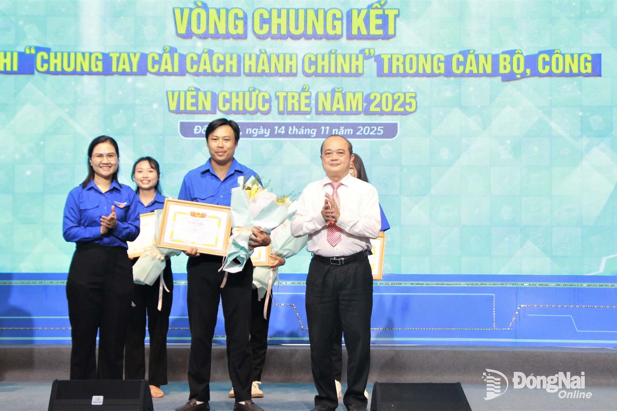Cao Tien Dung (center) wins first prize in the 2025 Joining Hands for Administrative Reform Competition for young officials, civil servants and public employees with his initiative Digital School – One Touch for All Administrative Procedures.


