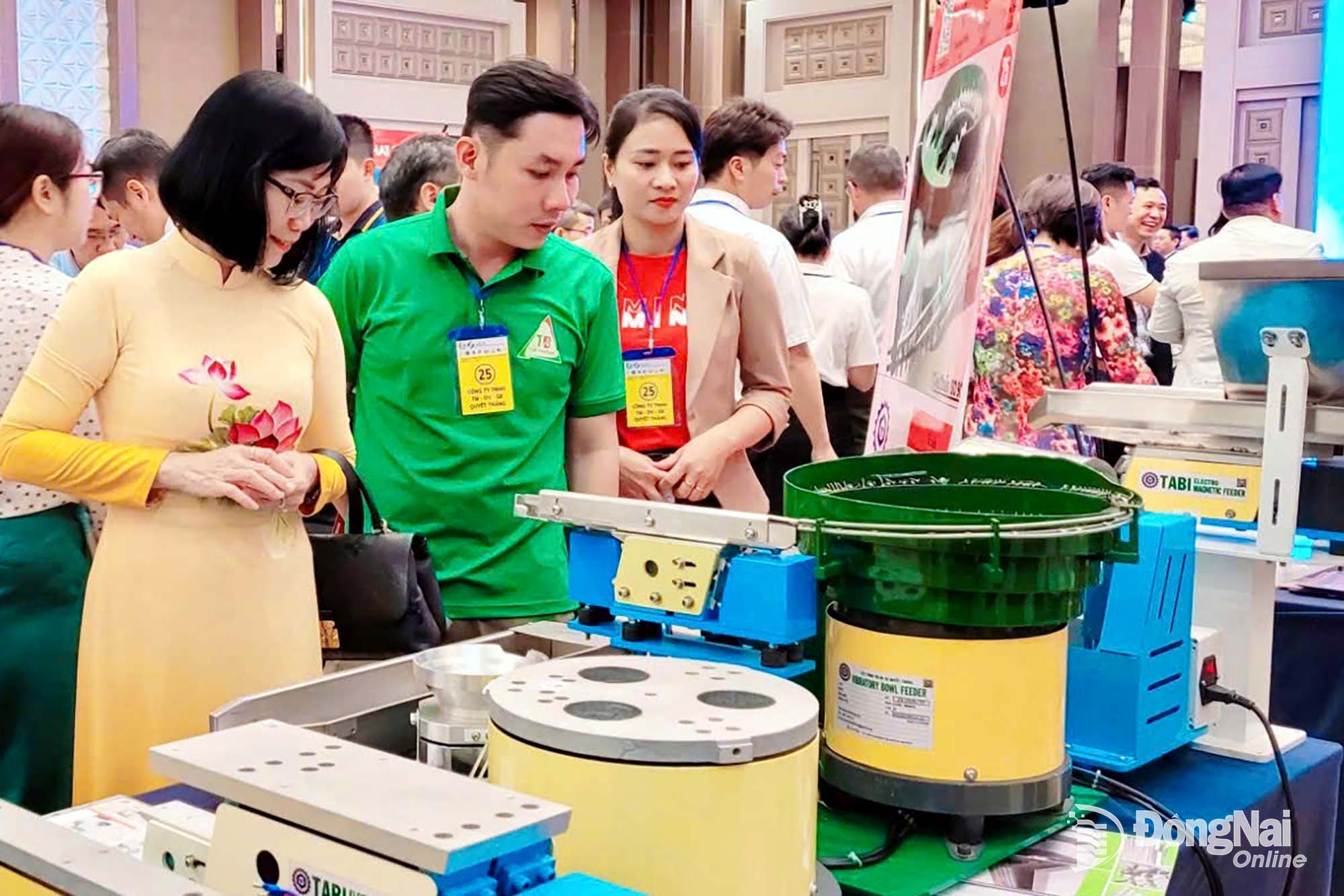 Nguyen Thi Hoang, Vice Chairwoman of the Dong Nai City People’s Committee, views products made by Tabi Feeder Co., Ltd. in Tran Bien Ward.
