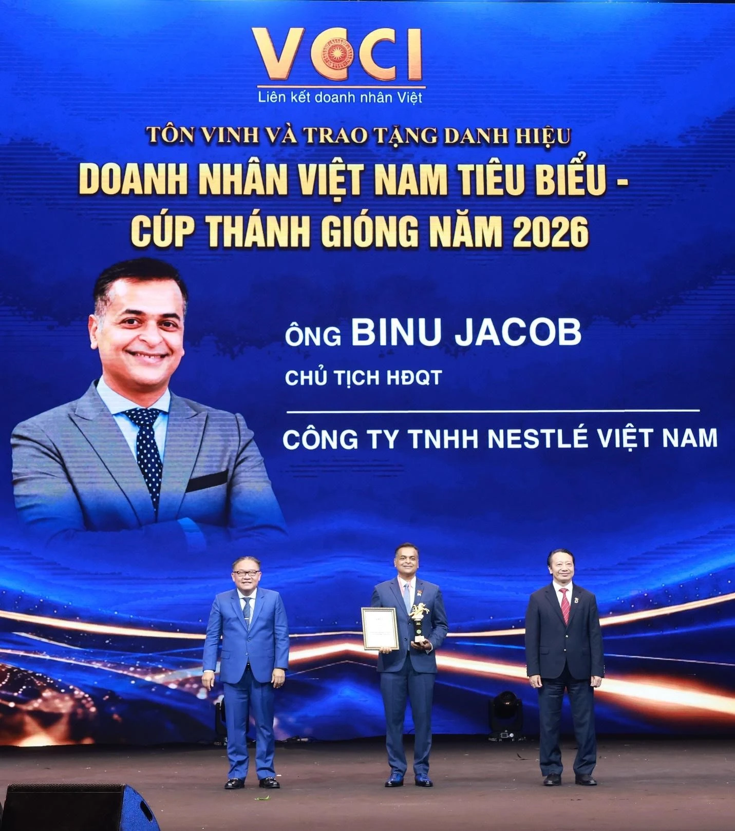 Ông Binu Jacob, Tổng Giám đốc Công ty TNHH Nestlé Việt Nam, nhận danh hiệu “Doanh nhân Việt Nam tiêu biểu - Cúp Thánh Gióng” năm 2026. Ảnh Nestlé.


