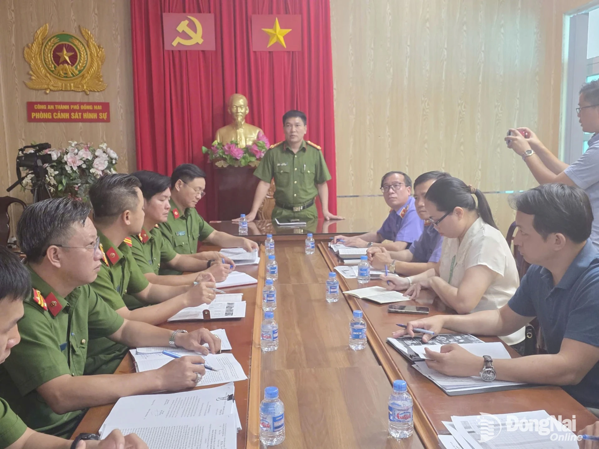Đại tá Lê Vấn, Trưởng phòng Cảnh sát hình sự Công an thành phố chủ trì làm việc với các cơ quan trong quá trình đấu tranh làm rõ vụ án. Ảnh: Trần Danh
