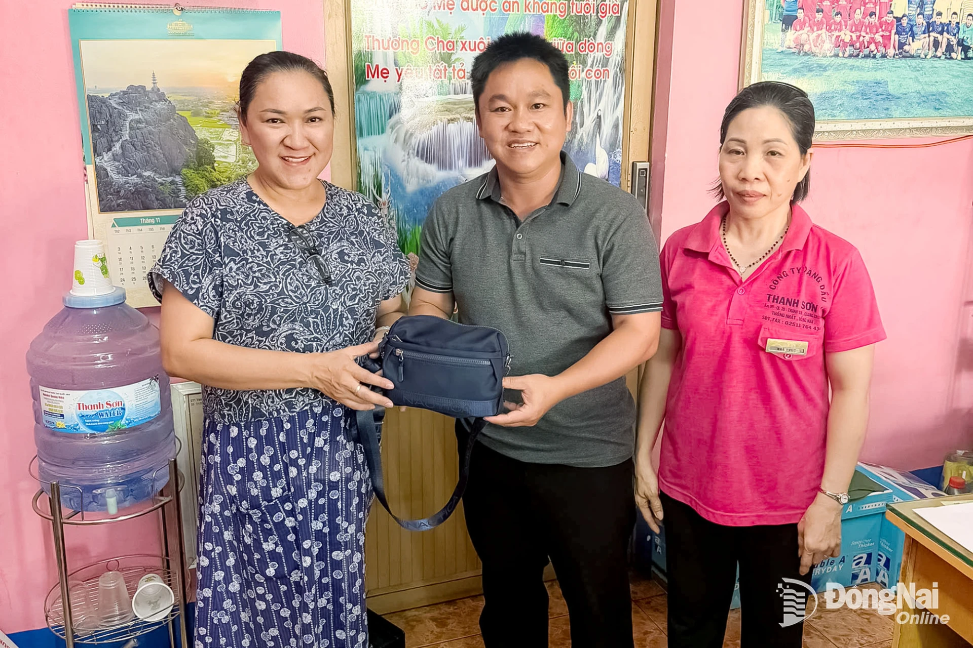 Ông Nguyễn Văn Hoàng, Phó Giám đốc Công ty TNHH Xăng dầu Thanh Sơn 1 (xã Gia Kiệm), trao lại tài sản cho khách bỏ quên. Ảnh: Hữu Thắng

