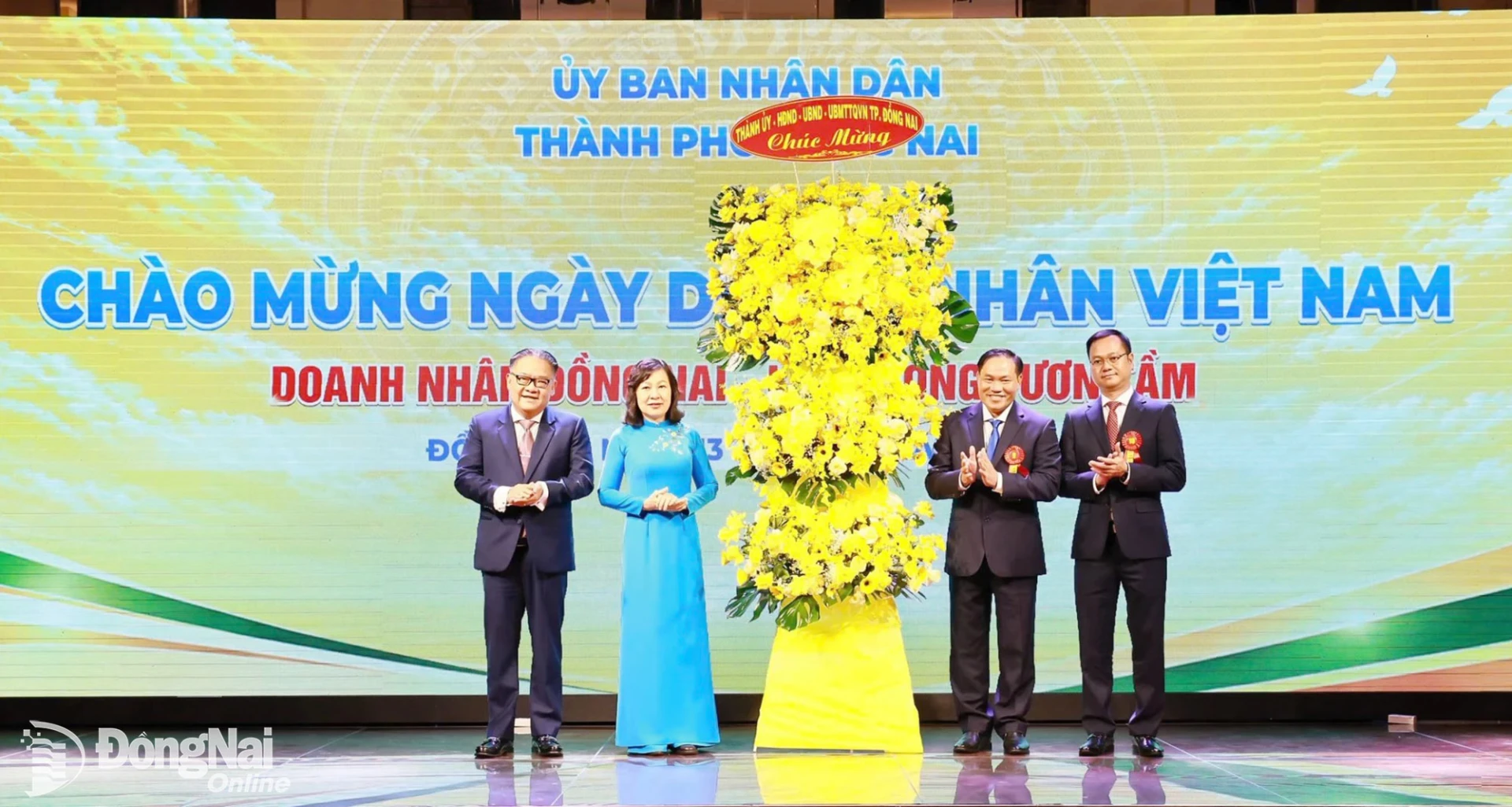Phó Bí thư Thành ủy, Chủ tịch Ủy ban MTTQ Việt Nam thành phố Đồng Nai Huỳnh Thị Hằng và Ủy viên Ban Thường vụ Thành ủy, Phó Chủ tịch Thường trực UBND thành phố Đồng Nai Nguyễn Kim Long tặng lẵng hoa chúc mừng cộng đồng doanh nghiệp. Ảnh: Công Nghĩa
