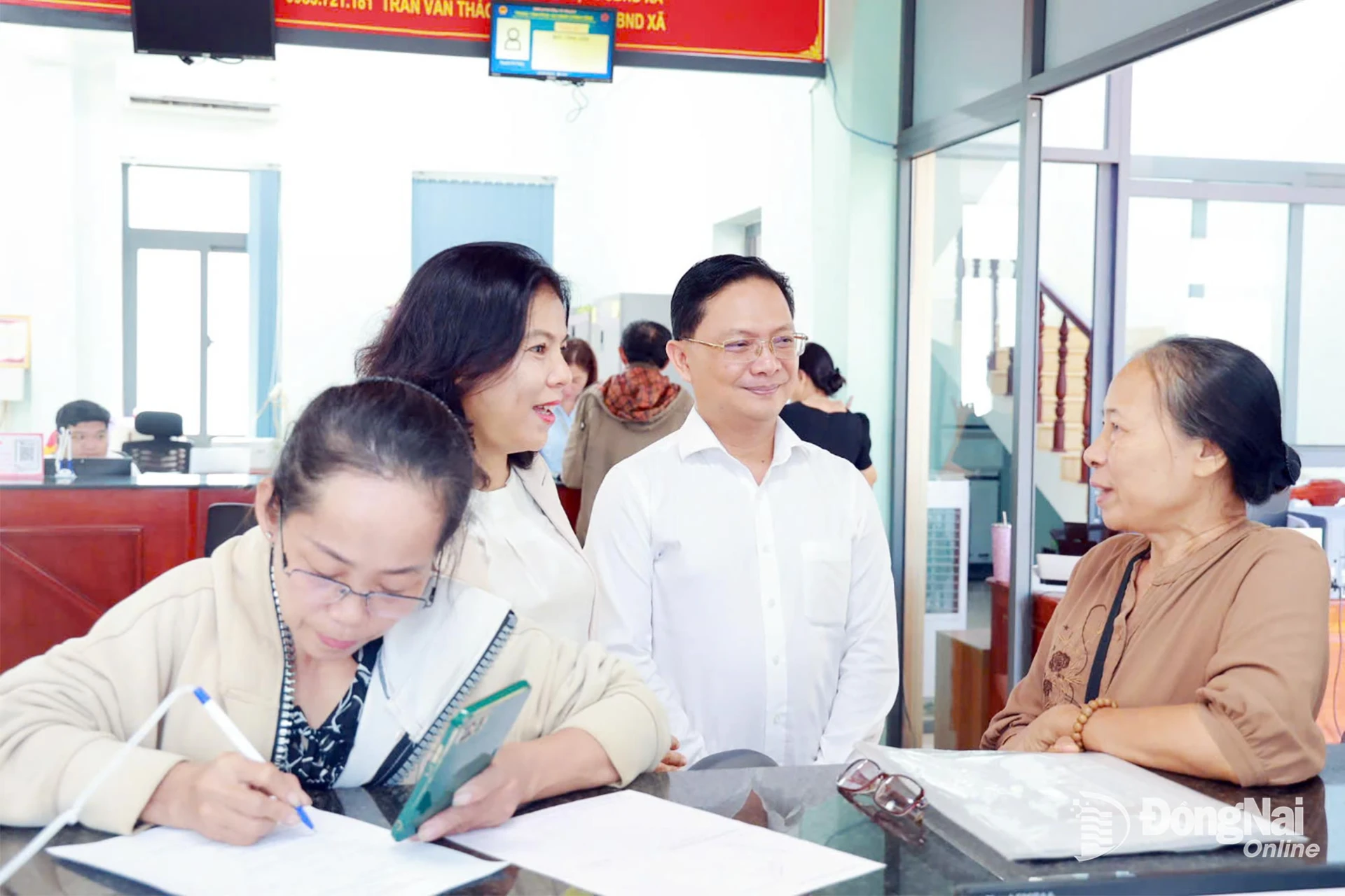 Ha Anh Dung, Standing Vice Chairman of Dong Nai VFF Committee, and Phu Rieng commune leaders speak with residents seeking administrative services. Photo: Vu Nguyen

