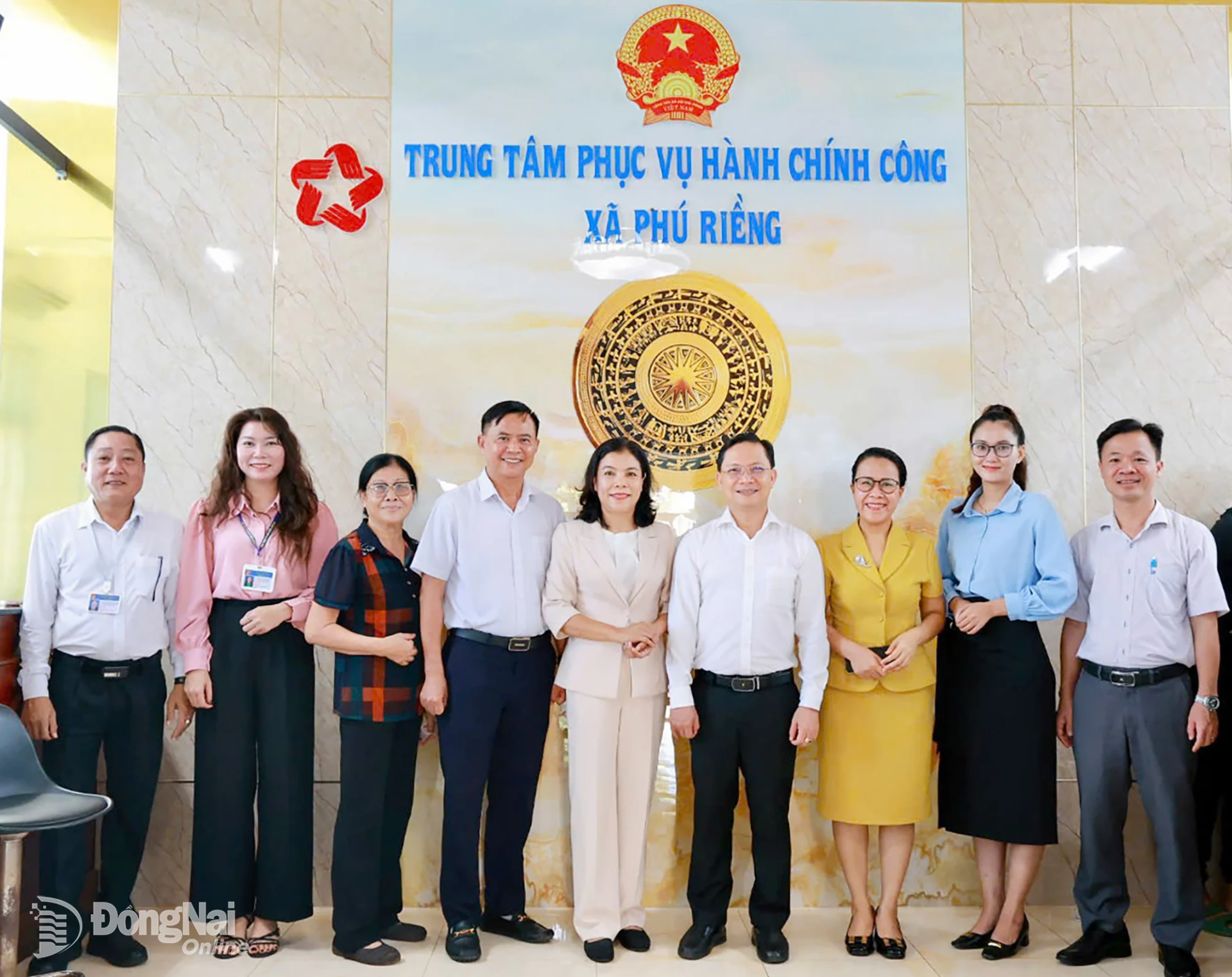 Ha Anh Dung, Standing Vice Chairman of the city’s VFF Committee, visits the Phu Rieng commune PASC. Photo: Vu Nguyen


