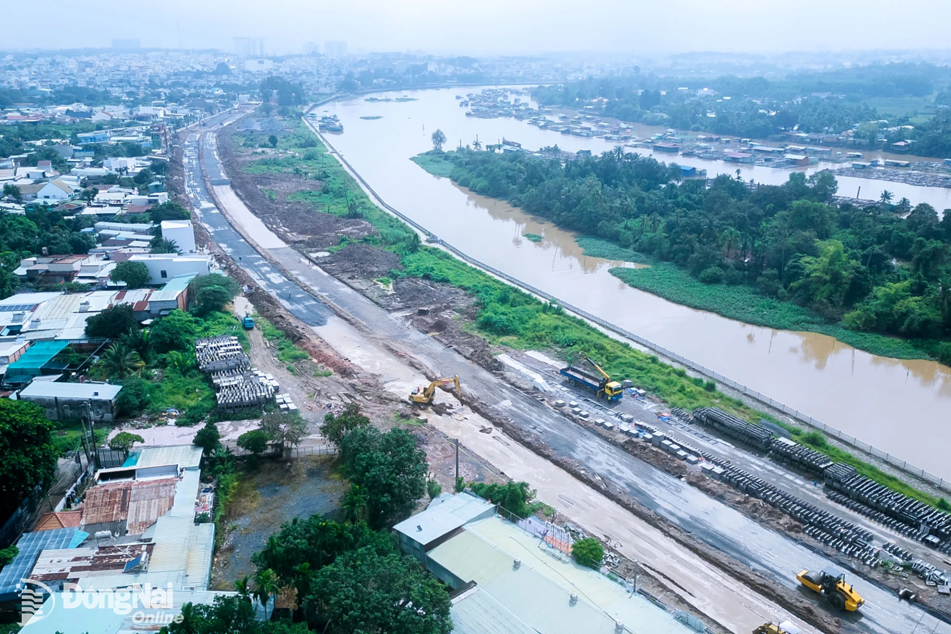 The nearly 4.6-kilometer-long, 32-meter-wide Cai Riverside Road has a total investment of nearly VND574 billion. It is one of the key transport projects in central Dong Nai City. Photo: Xuan Luong


