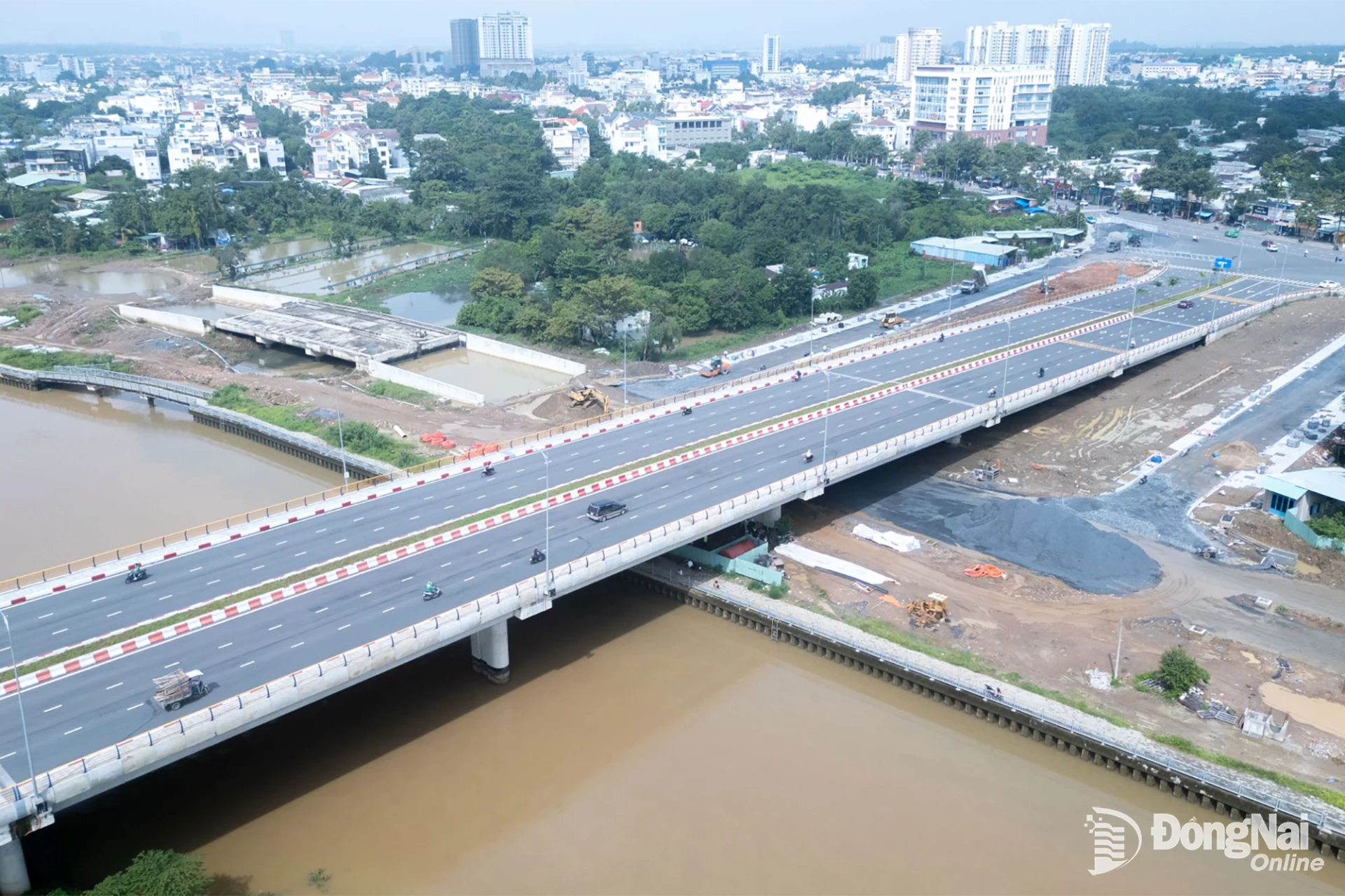 Thong Nhat Bridge has opened to traffic, while construction of the Cai Riverside Road continues to gather pace, helping complete the transport network in the area. Photo: Xuan Luong

