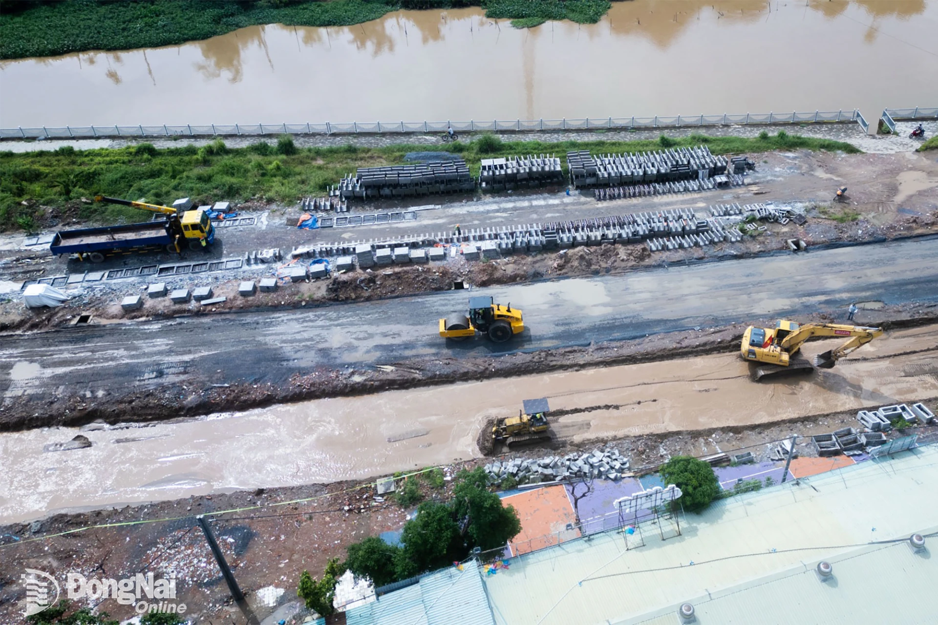 Construction is proceeding on multiple fronts at the site. For Package No. 28, the contractor has deployed four work fronts, taking advantage of favorable weather to make up for delays. Photo: Xuan Luong

