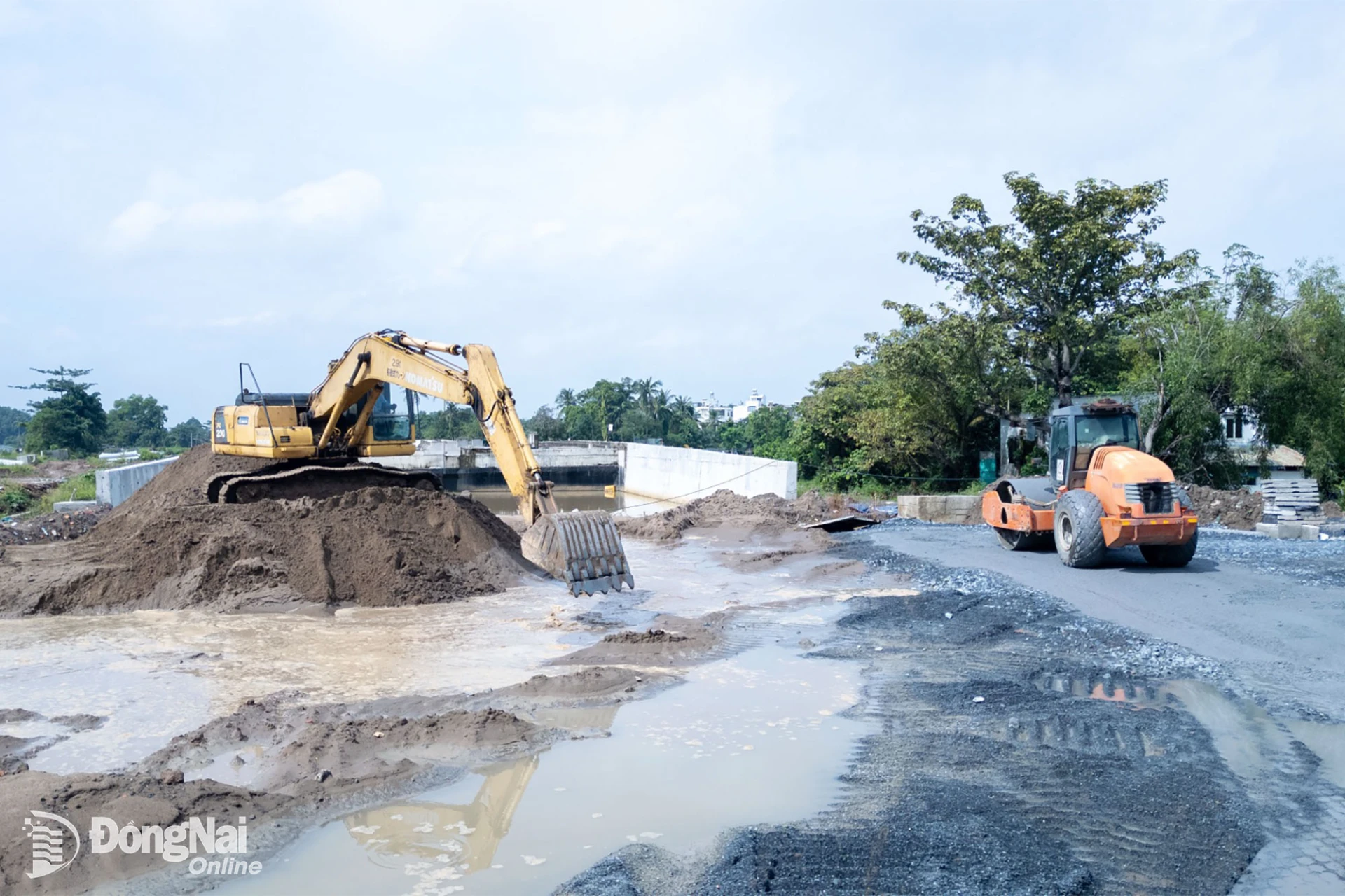 Prolonged periods of heavy rain and high tides have left many sections of the road muddy, disrupting the transport of construction materials, land leveling and other construction activities. Photo: Xuan Luong

