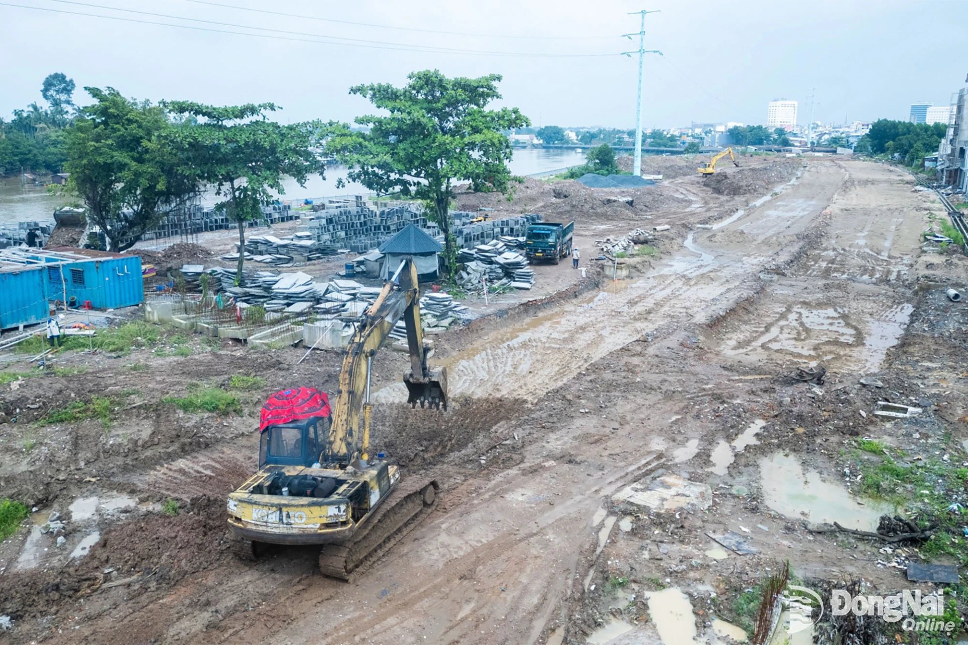 Work on utility infrastructure is also being expedited alongside road and bridge construction. Power-grid relocation work has reached nearly 87% of the contract value. Photo: Xuan Luong

