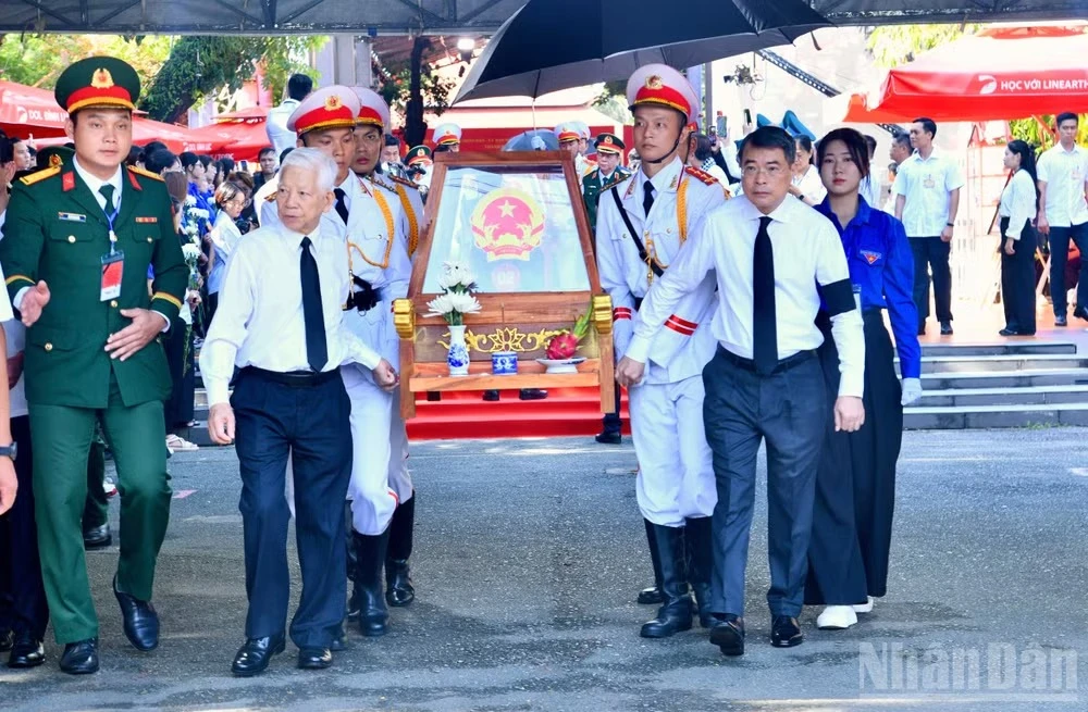 Nguyên Chủ tịch nước Nguyễn Minh Triết và Thủ tướng Chính phủ Lê Minh Hưng cùng thực hiện nghi thức đưa hài cốt các Anh hùng liệt sĩ từ Công viên Lê Thị Riêng về Nghĩa trang Liệt sĩ Thành phố Hồ Chí Minh. (Ảnh: THANH GIANG)
