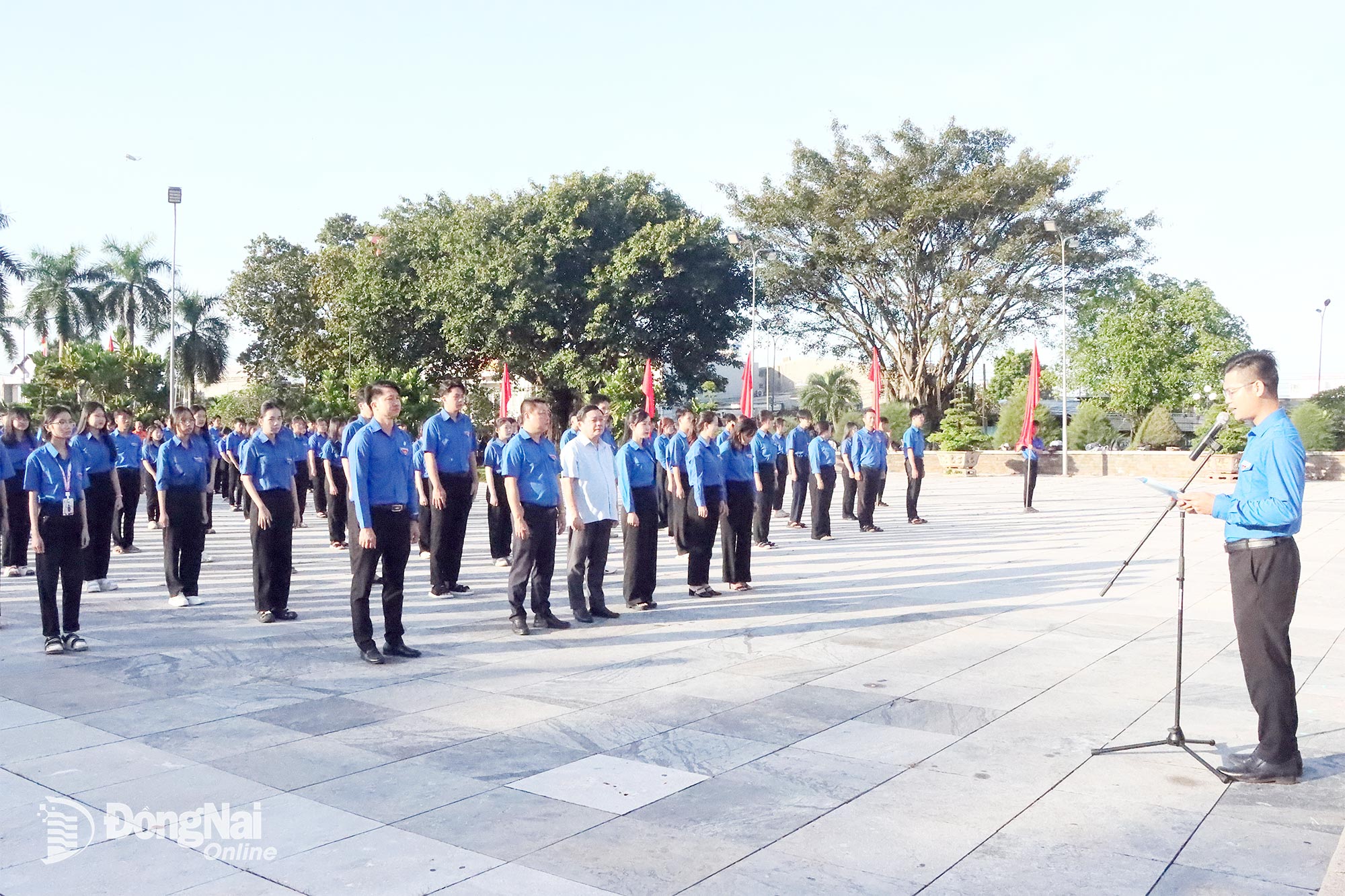 Anh Phan Thế Công, Phó Bí thư Thành đoàn, Chủ tịch Hội Liên hiệp thanh niên Việt Nam thành phố Đồng Nai phát biểu tại lễ chào cờ. Ảnh: Quang Minh