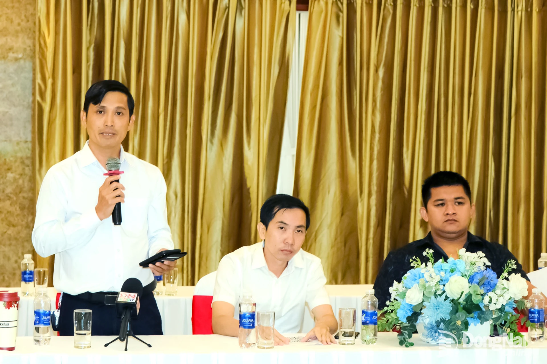A representative of Meerkat Travel Tourism Services Co., Ltd. in Dinh Quan Commune suggests ways to organise tours for international visitors. Photo: Vuong The