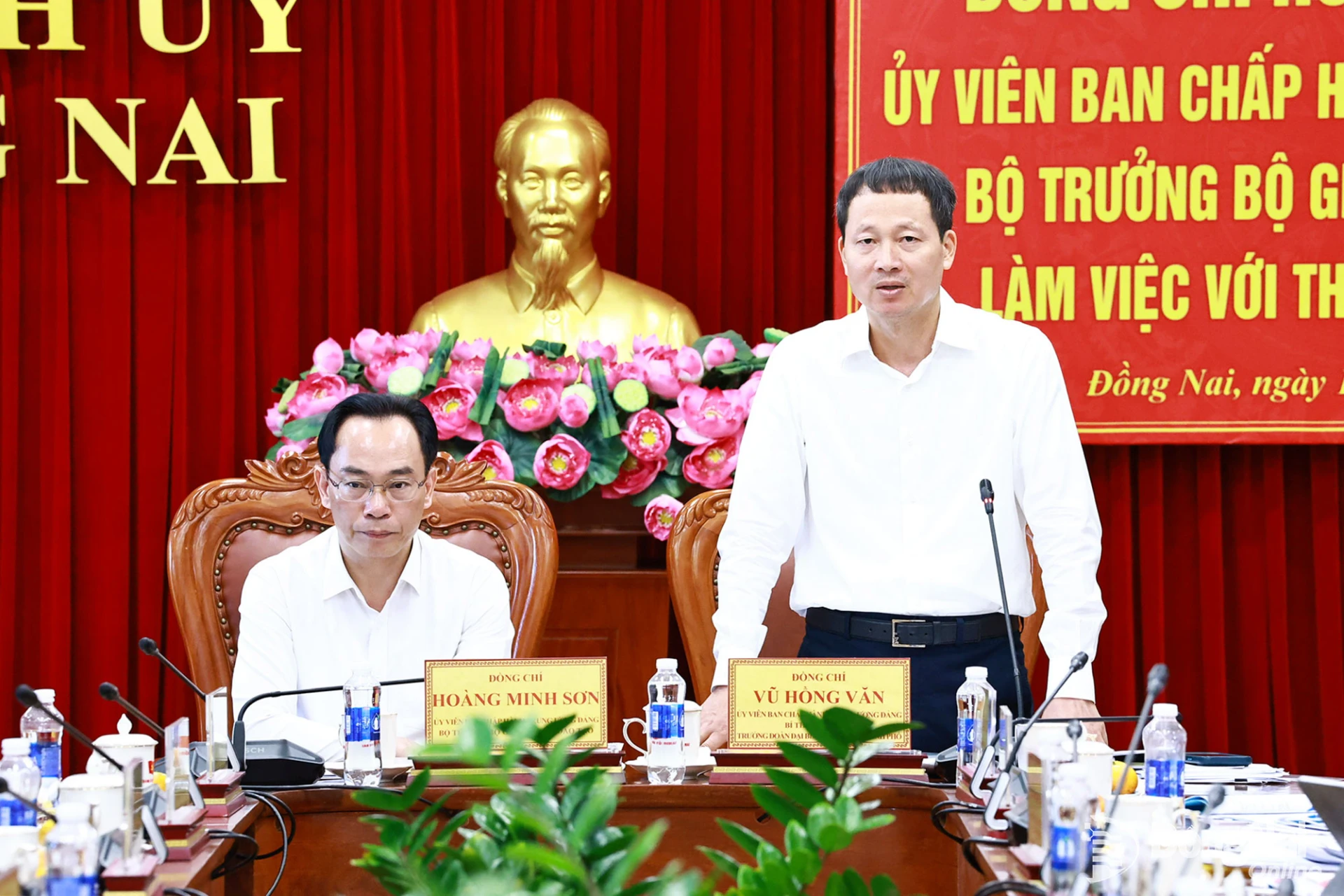 Ủy viên Trung ương Đảng, Bí thư Thành ủy, Trưởng đoàn Đại biểu Quốc hội thành phố Đồng Nai Vũ Hồng Văn phát biểu tại buổi làm việc. Ảnh: Công Nghĩa