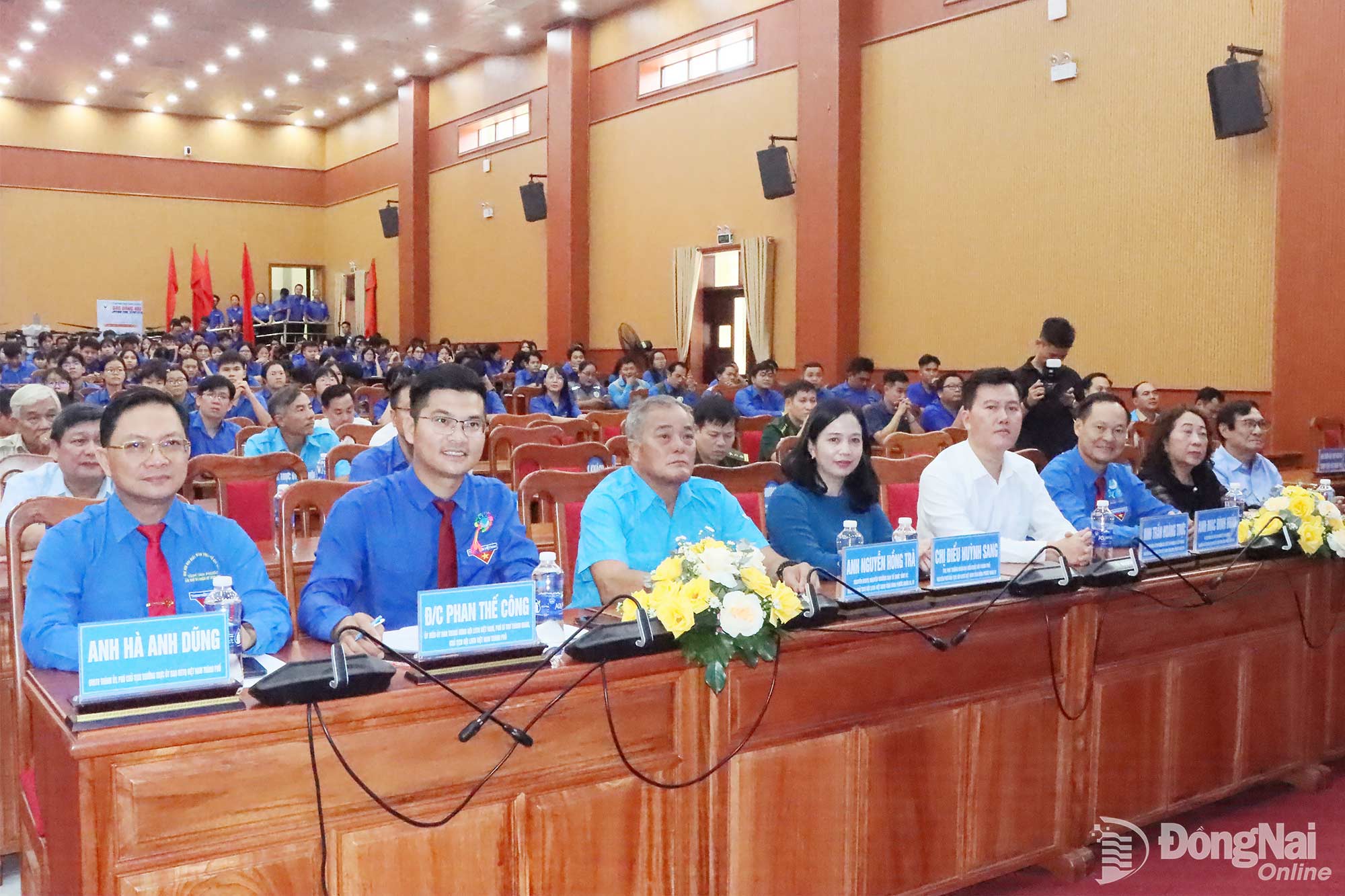 Ủy viên Ban Thường vụ Thành ủy, Phó Chủ tịch Thường trực Ủy ban MTTQ Việt Nam thành phố Hà Anh Dũng cùng các đại biểu dự họp mặt. Ảnh: Quang Minh