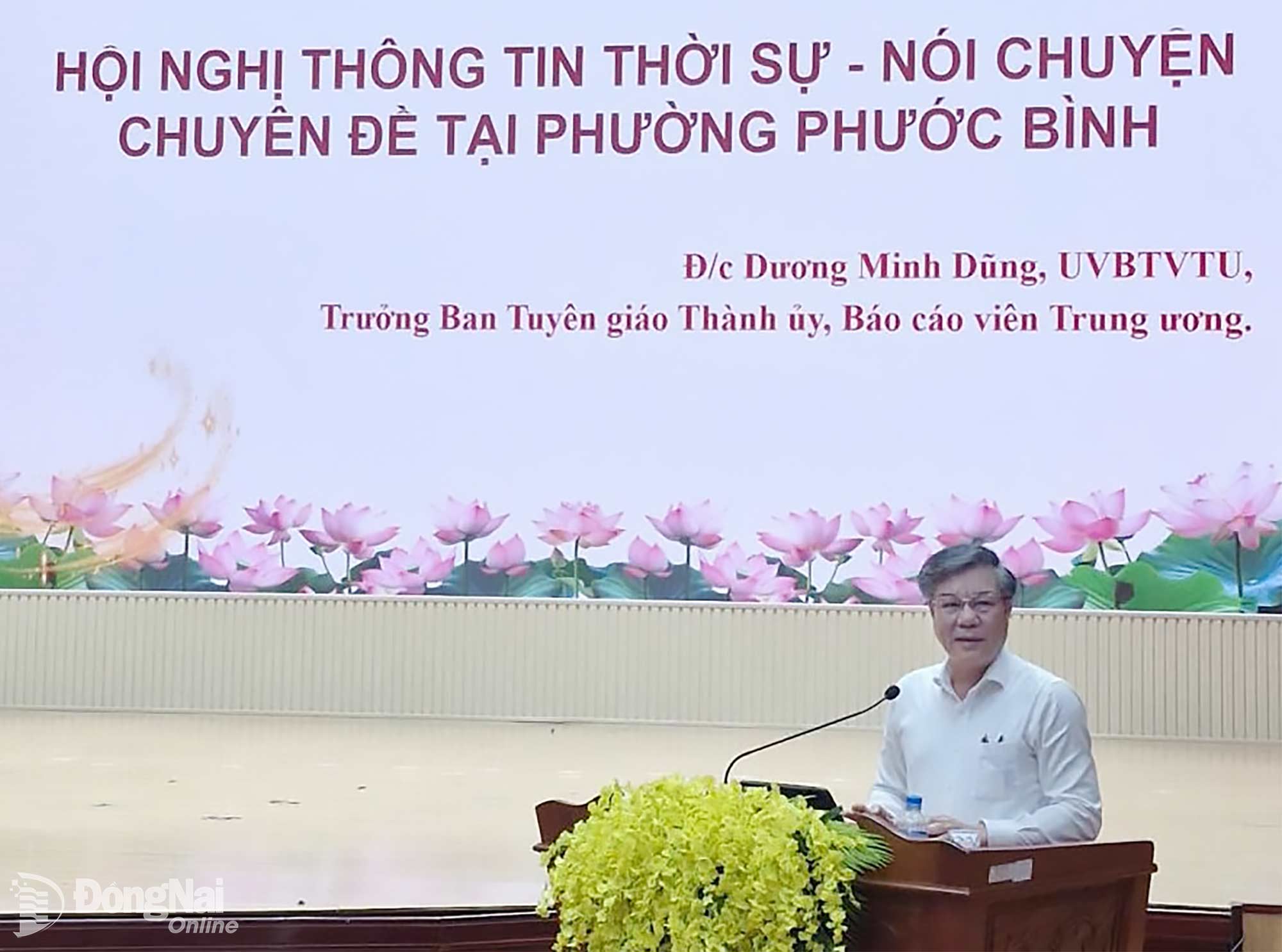 Ủy viên Ban Thường vụ Thành ủy, Trưởng ban Tuyên giáo Thành ủy Đồng Nai, Báo cáo viên Trung ương Dương Minh Dũng thông tin thời sự tại phường Phước Bình. Ảnh: CTV