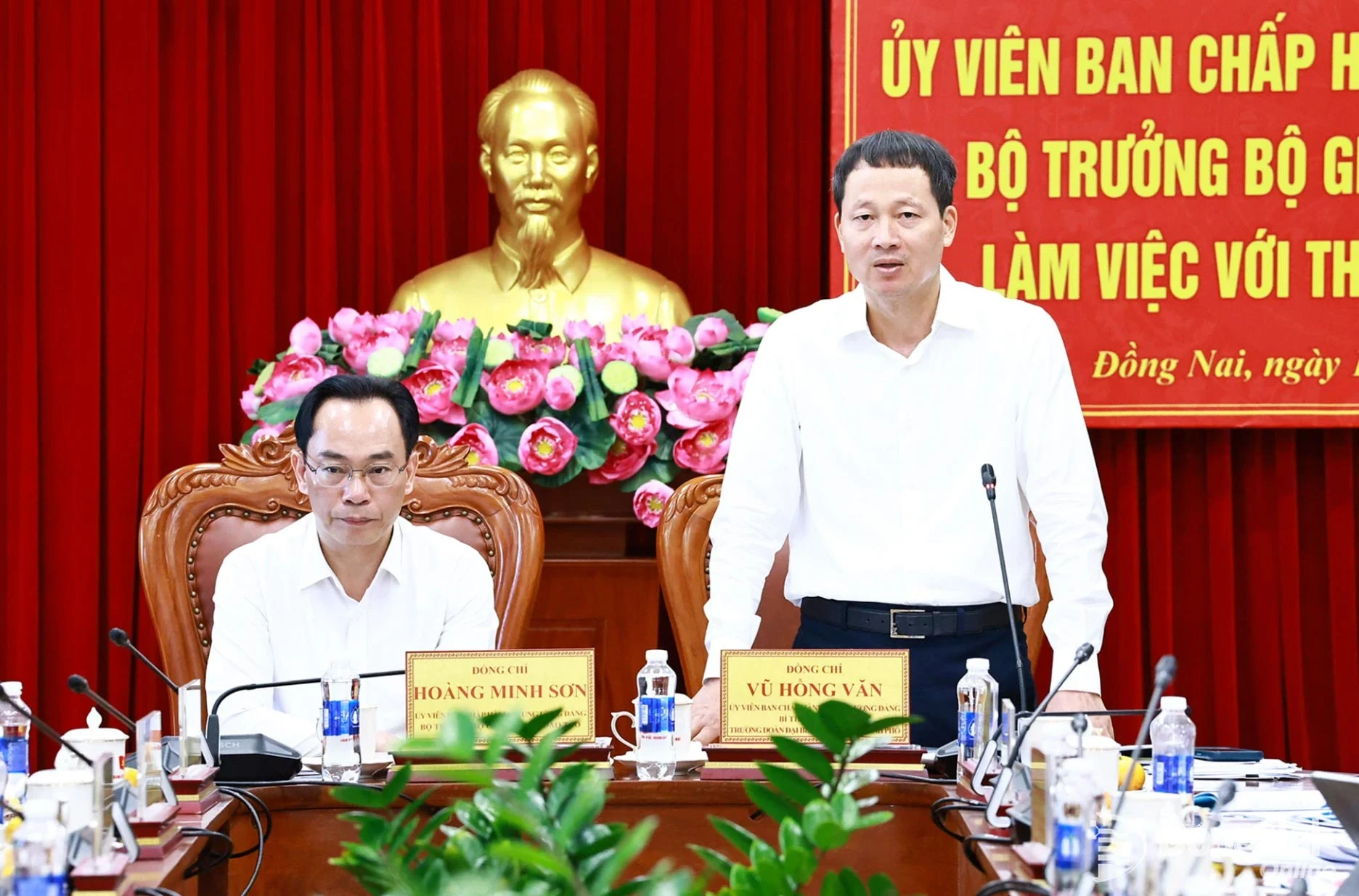 Ủy viên Trung ương Đảng, Bí thư Thành ủy, Trưởng đoàn Đại biểu Quốc hội thành phố Đồng Nai Vũ Hồng Văn phát biểu tại buổi làm việc. Ảnh: Công Nghĩa