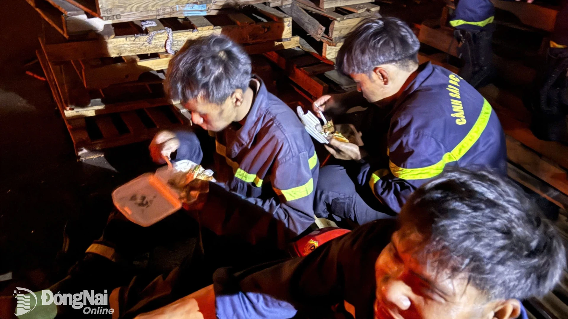 Bữa cơm vội của các chiến sĩ Cảnh sát PCCC và CNCH tại hiện trường vụ cháy Công ty TNHH Uniwin Việt Nam, KCN Nhơn Trạch 6, ngày 10/5/2026.
