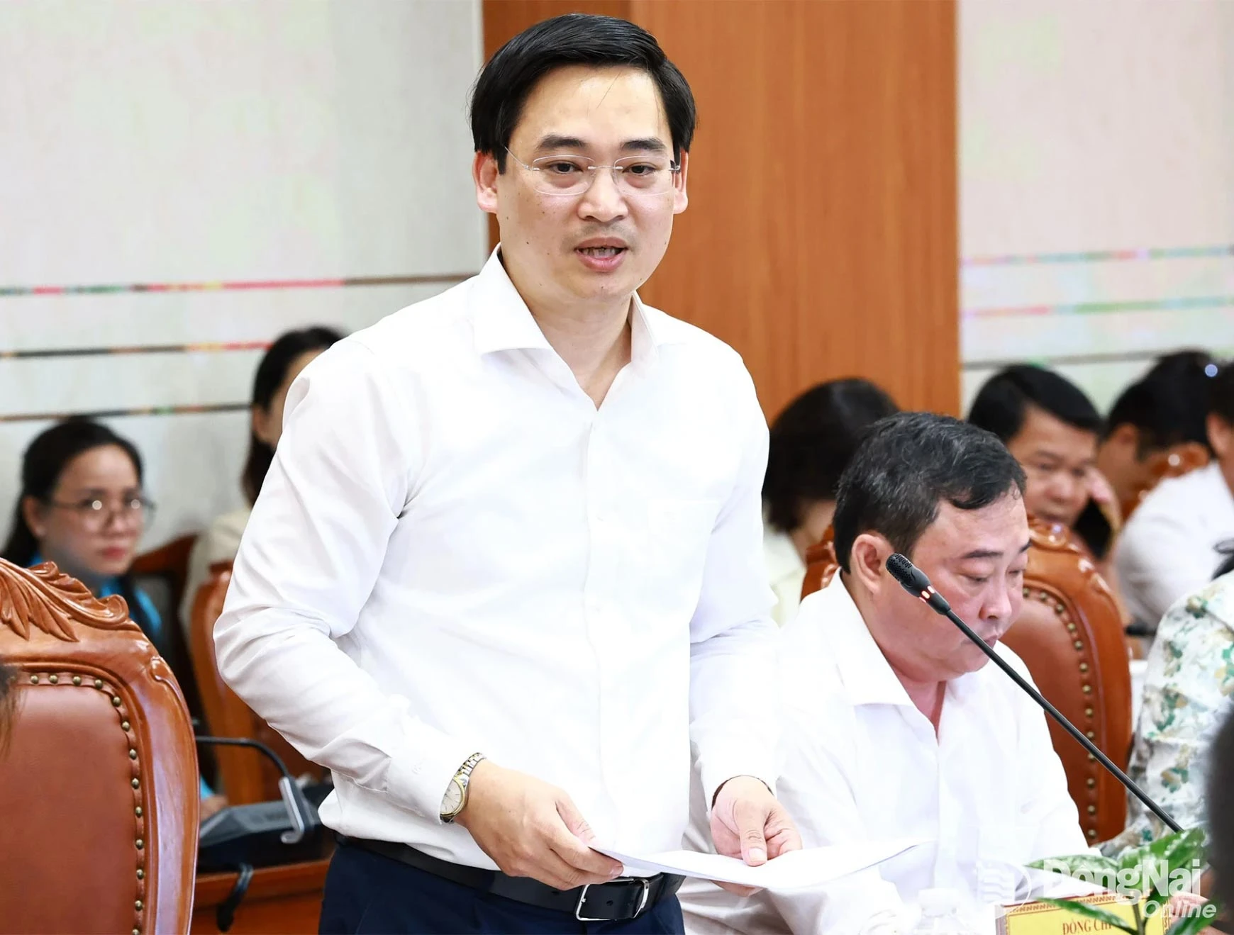 Dang Anh Tuan, Director of the DoET, presents a report to the minister and delegation. Photo: Cong Nghia

