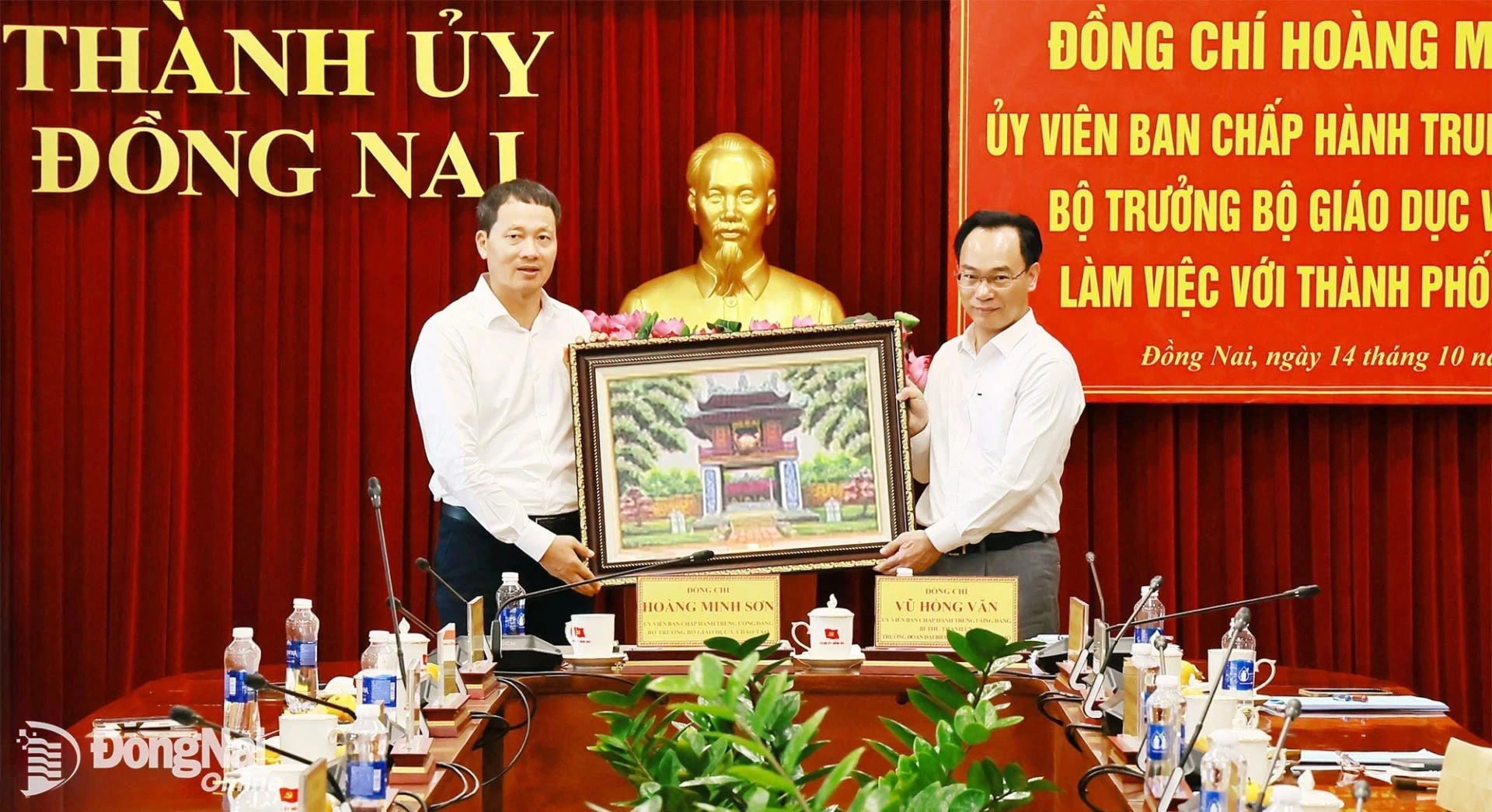 Minister Hoang Minh Son presents a painting of the Temple of Literature and Imperial Academy to the Dong Nai CPC. Photo: Cong Nghia

