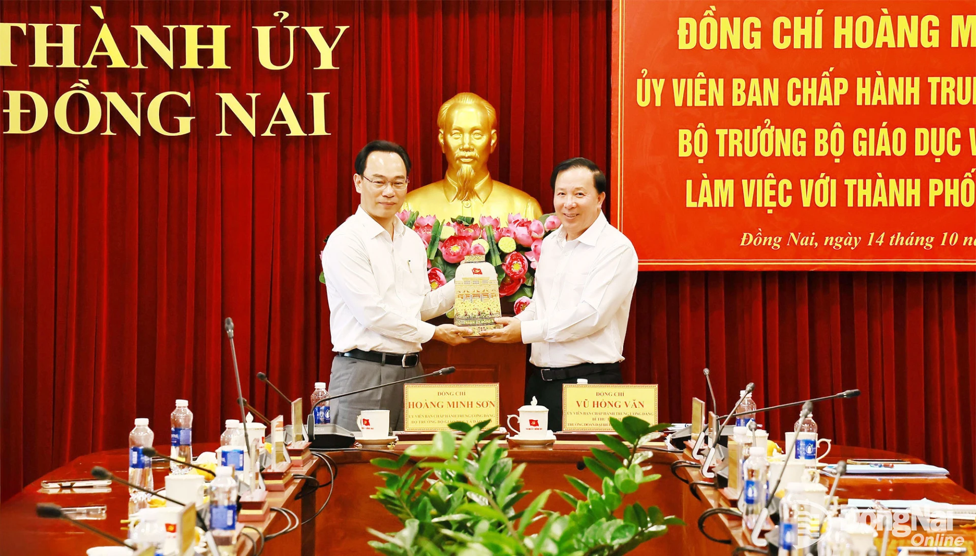Nguyen Van Ut, Deputy Secretary of the Dong Nai CPC and Chairman of the City People’s Committee, presents a Bien Hoa ceramic vase to Minister of Education and Training Hoang Minh Son. Photo: Cong Nghia

