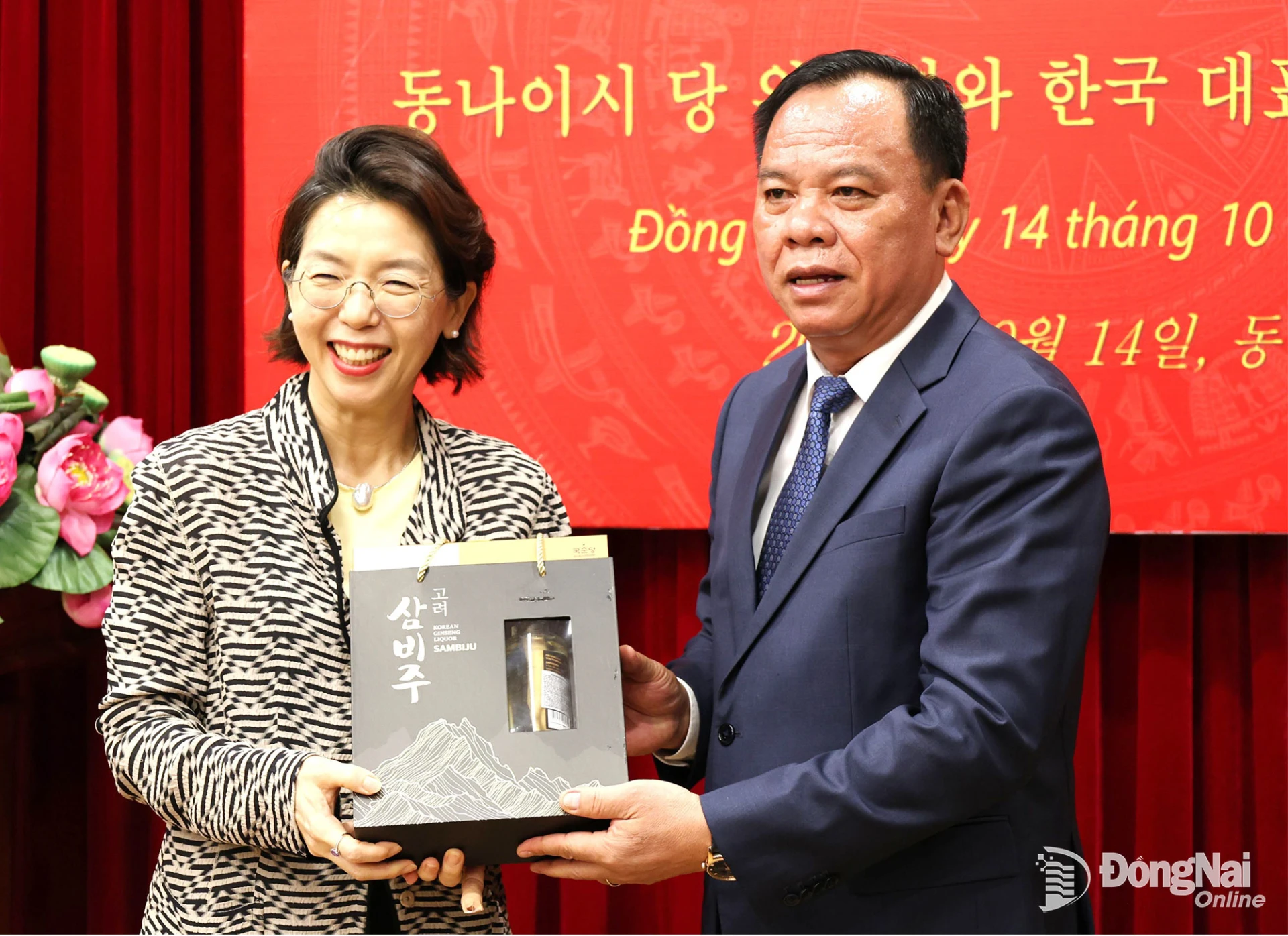 The RoK ambassador presents a gift to Deputy Secretary of the Dong Nai CPC Vo Tan Duc during her visit to the city. Photo: Ngoc Lien

